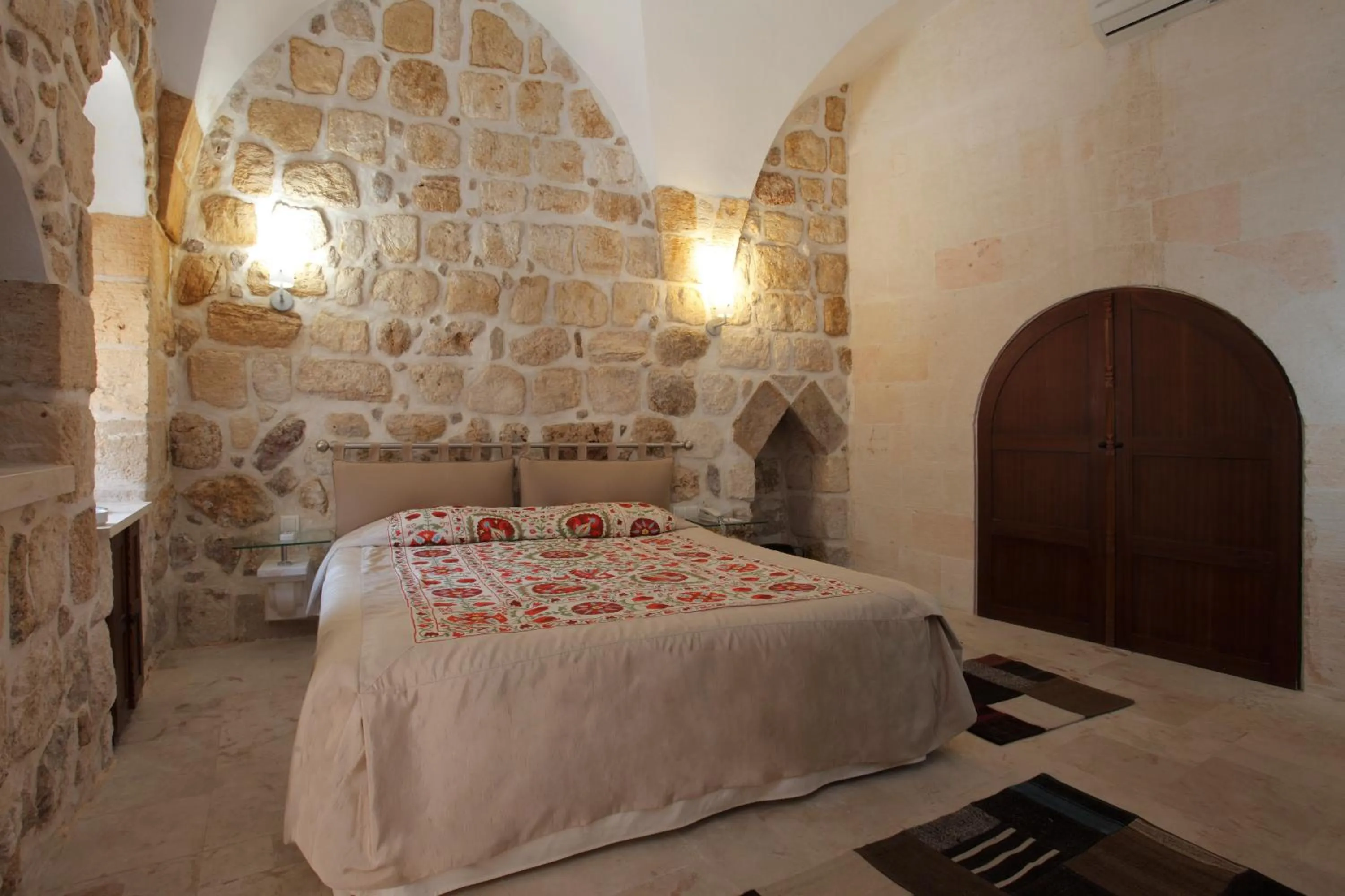 Bed in Kasr-i Nehroz Hotel