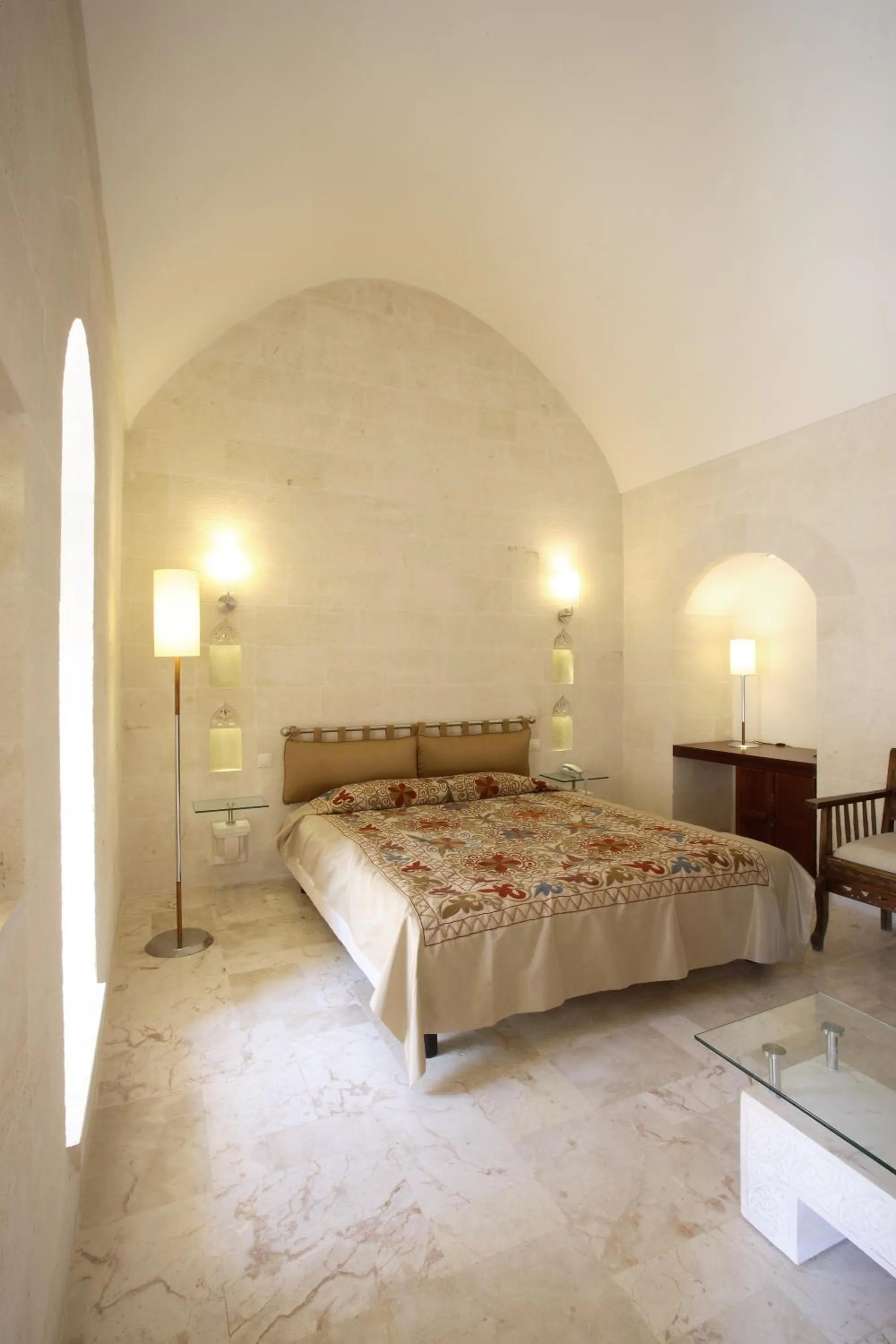 Bed in Kasr-i Nehroz Hotel