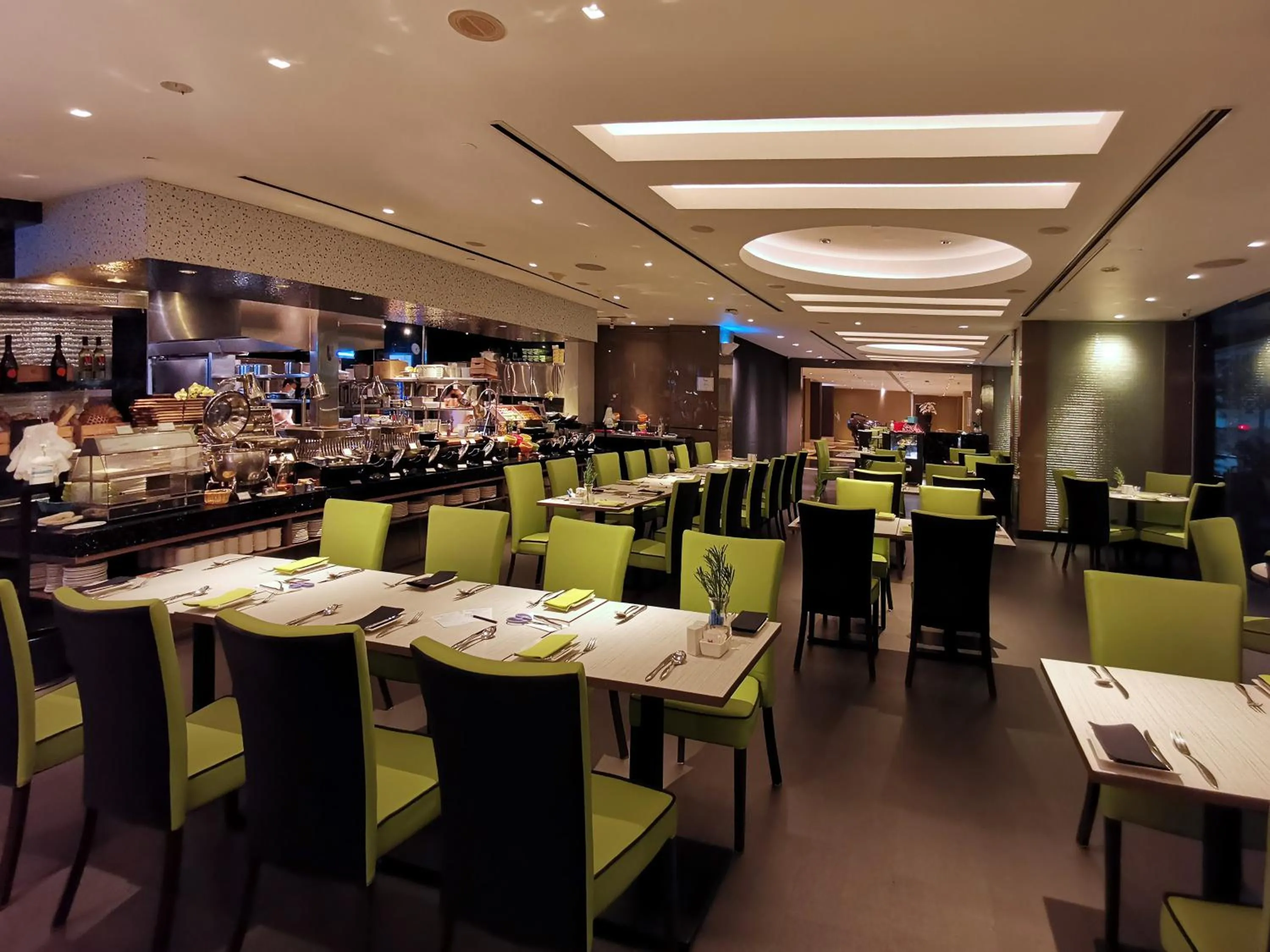 Restaurant/places to eat in M Hotel Singapore City Centre