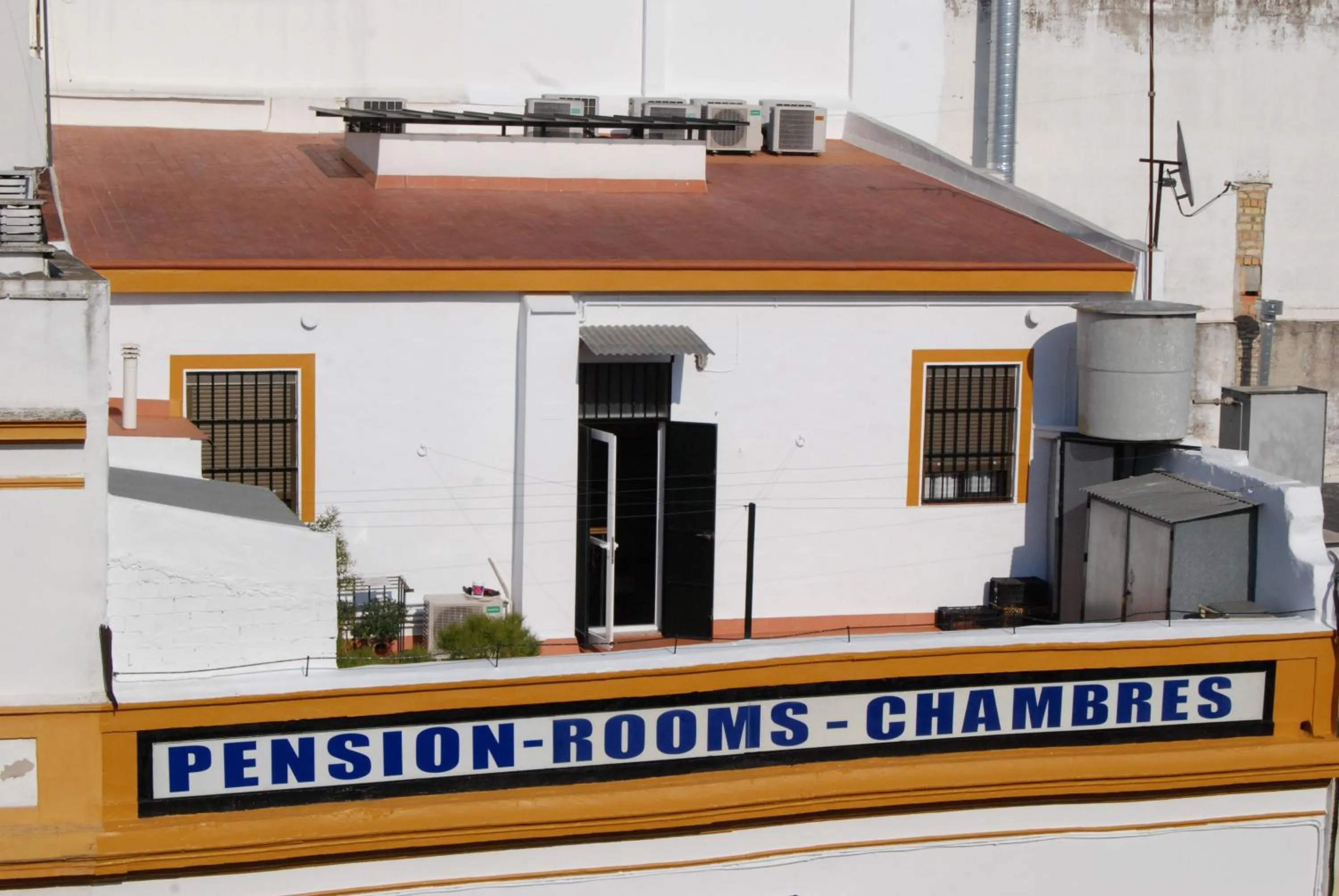 Property building in Pensión Dulces Sueños