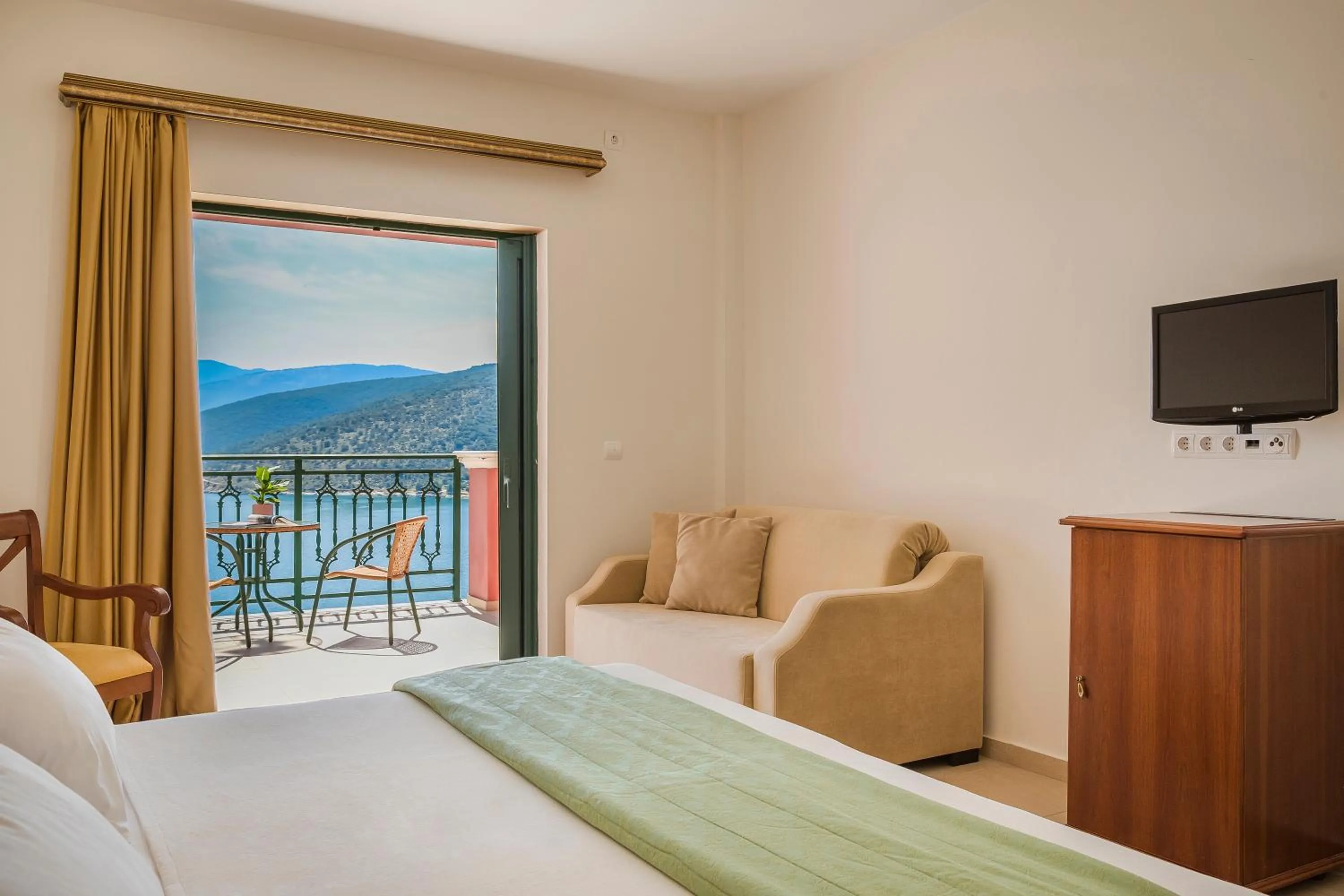 Photo of the whole room, Bed in Kefalonia Bay Palace