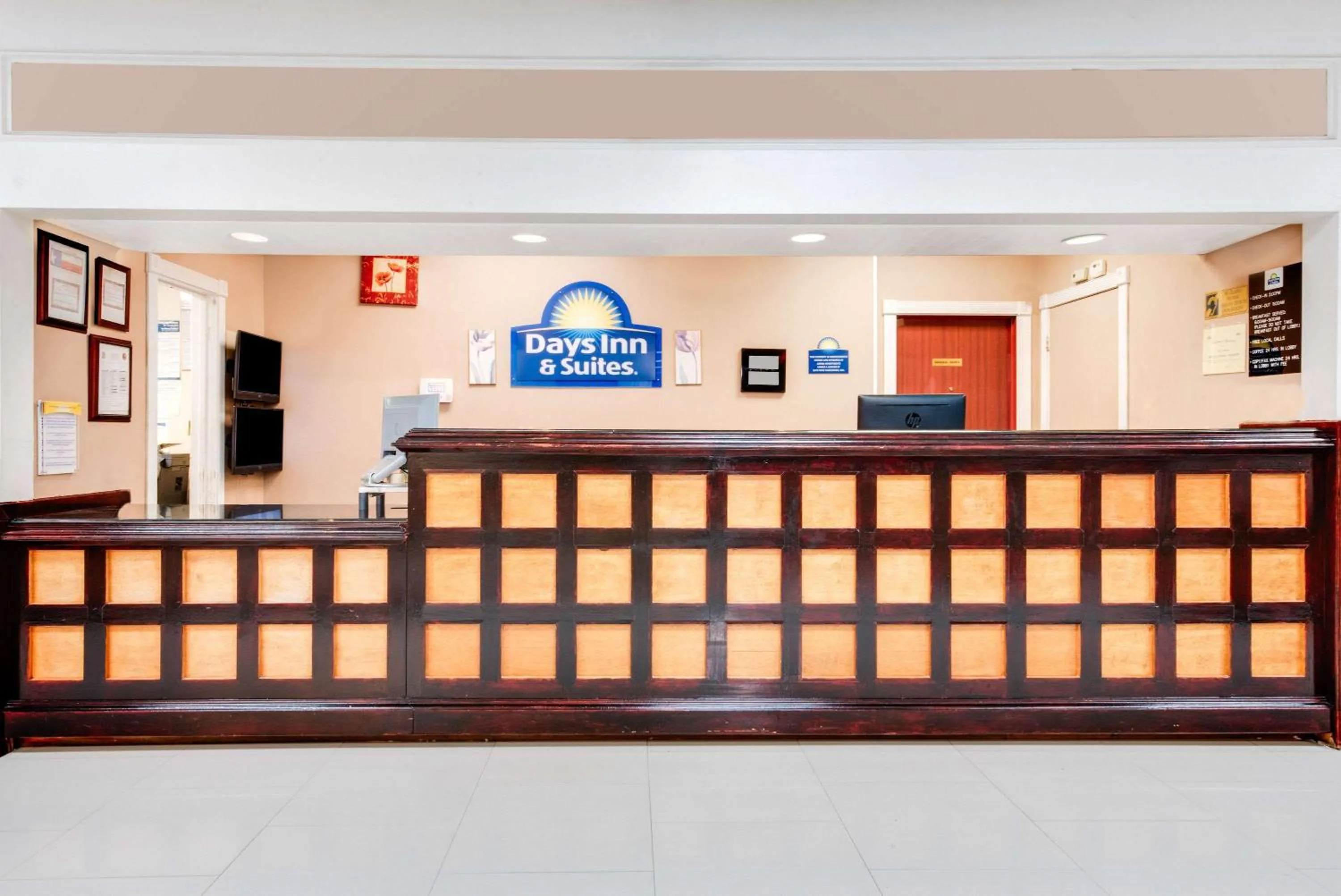 Lobby or reception in Days Inn & Suites by Wyndham Laredo