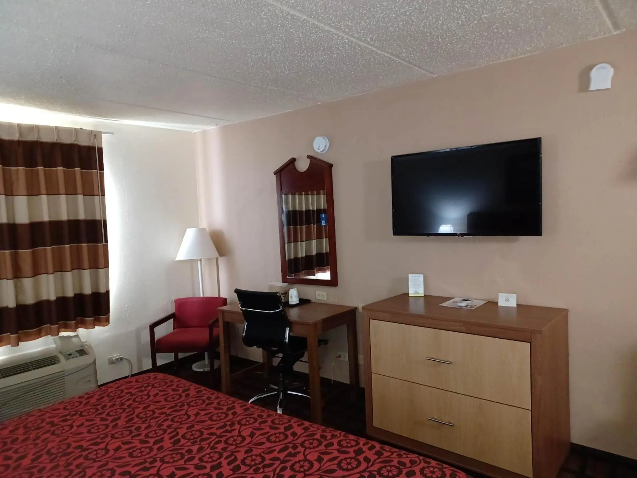 Bed in Days Inn & Suites by Wyndham Laredo