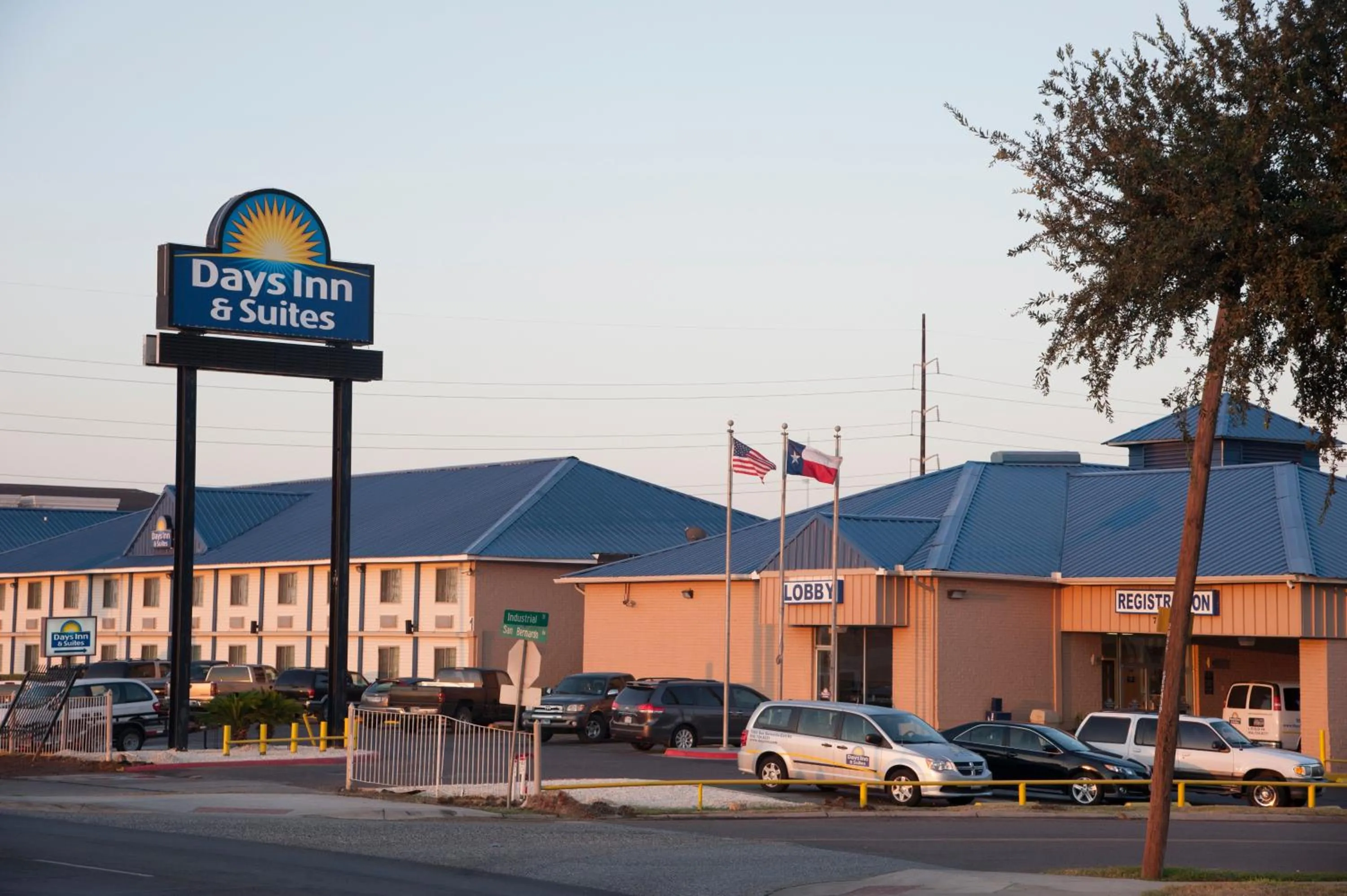 Facade/entrance in Days Inn & Suites by Wyndham Laredo