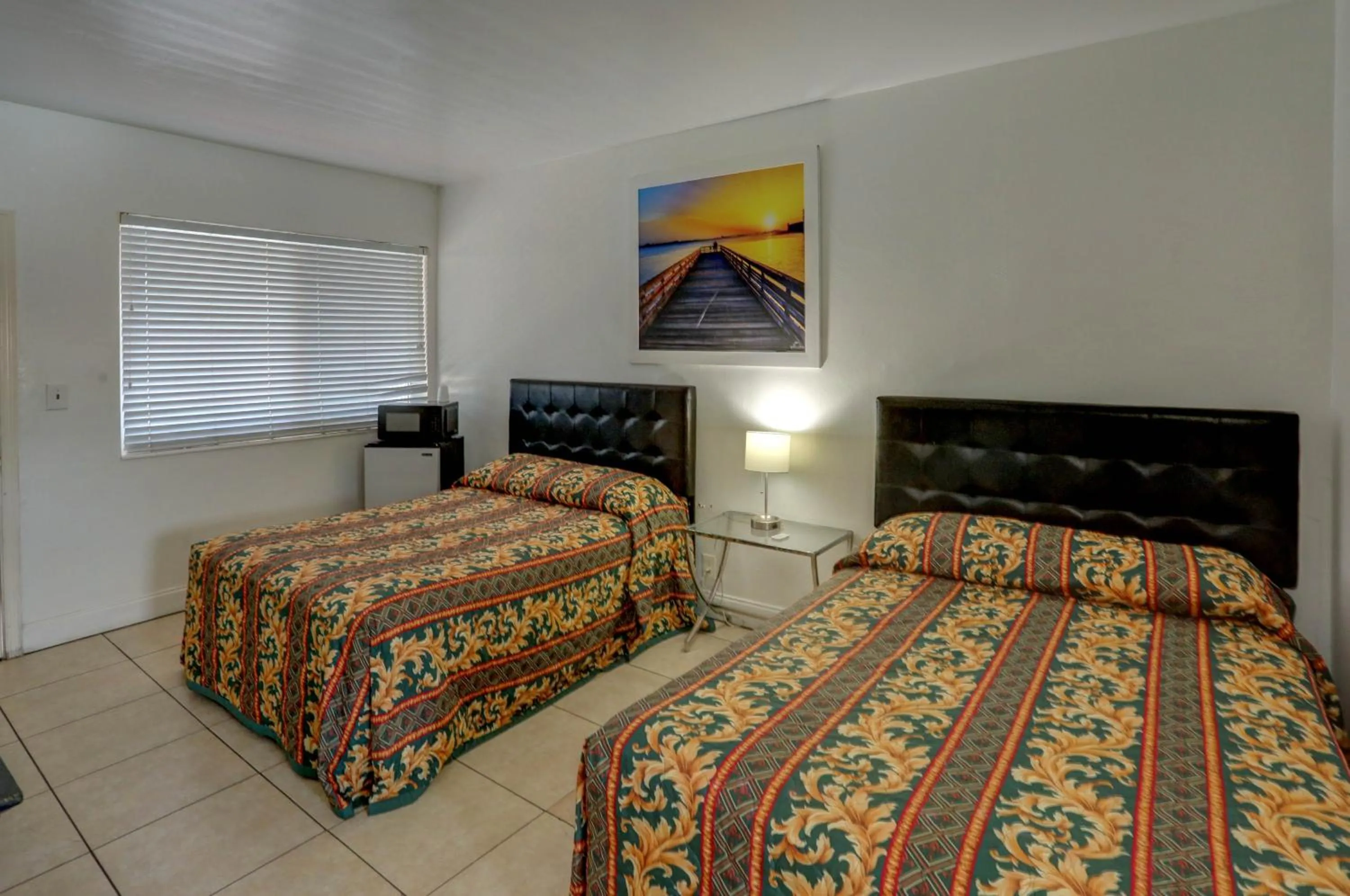 Bed in Beach and Town Motel