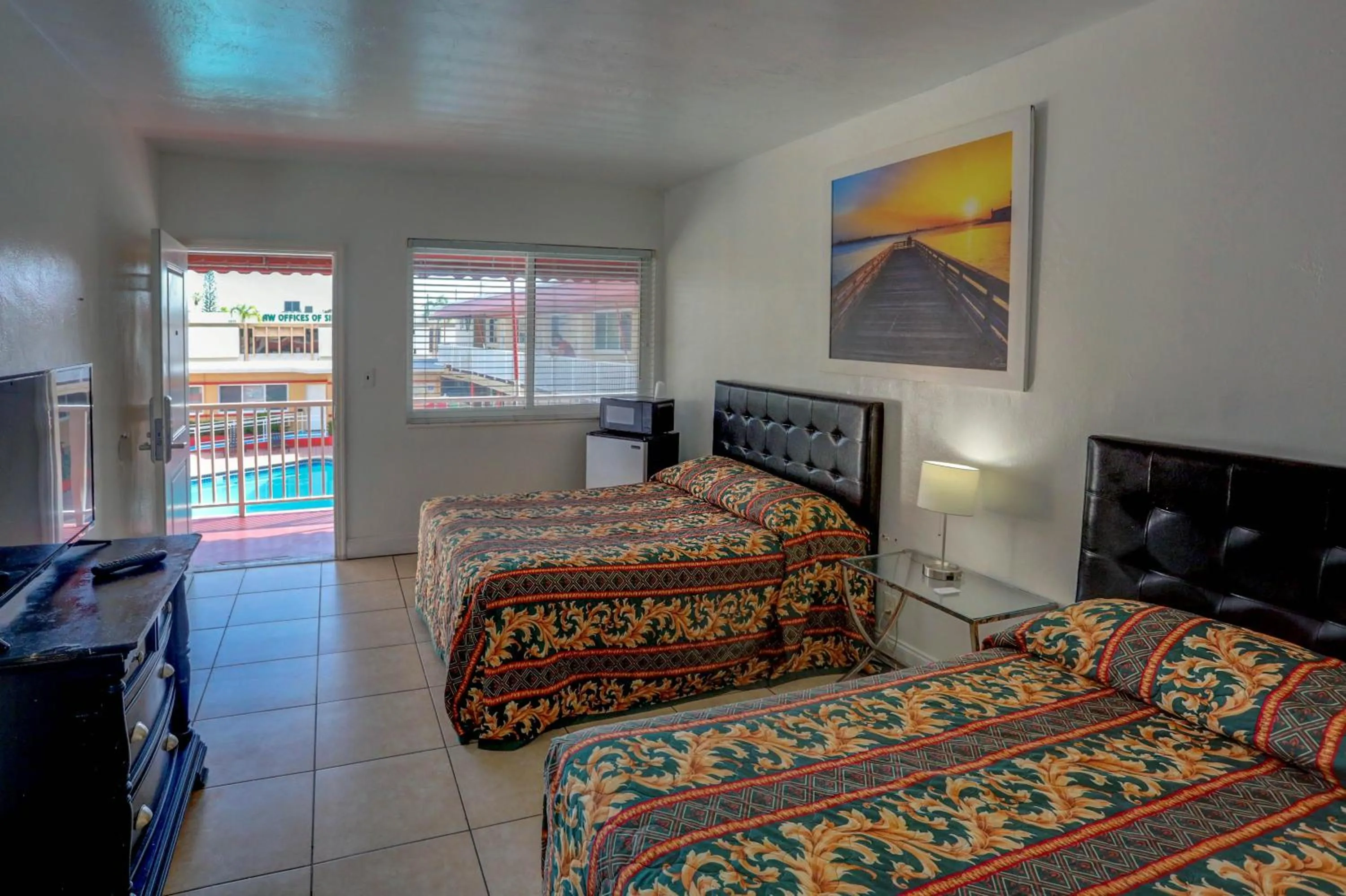 Bed in Beach and Town Motel