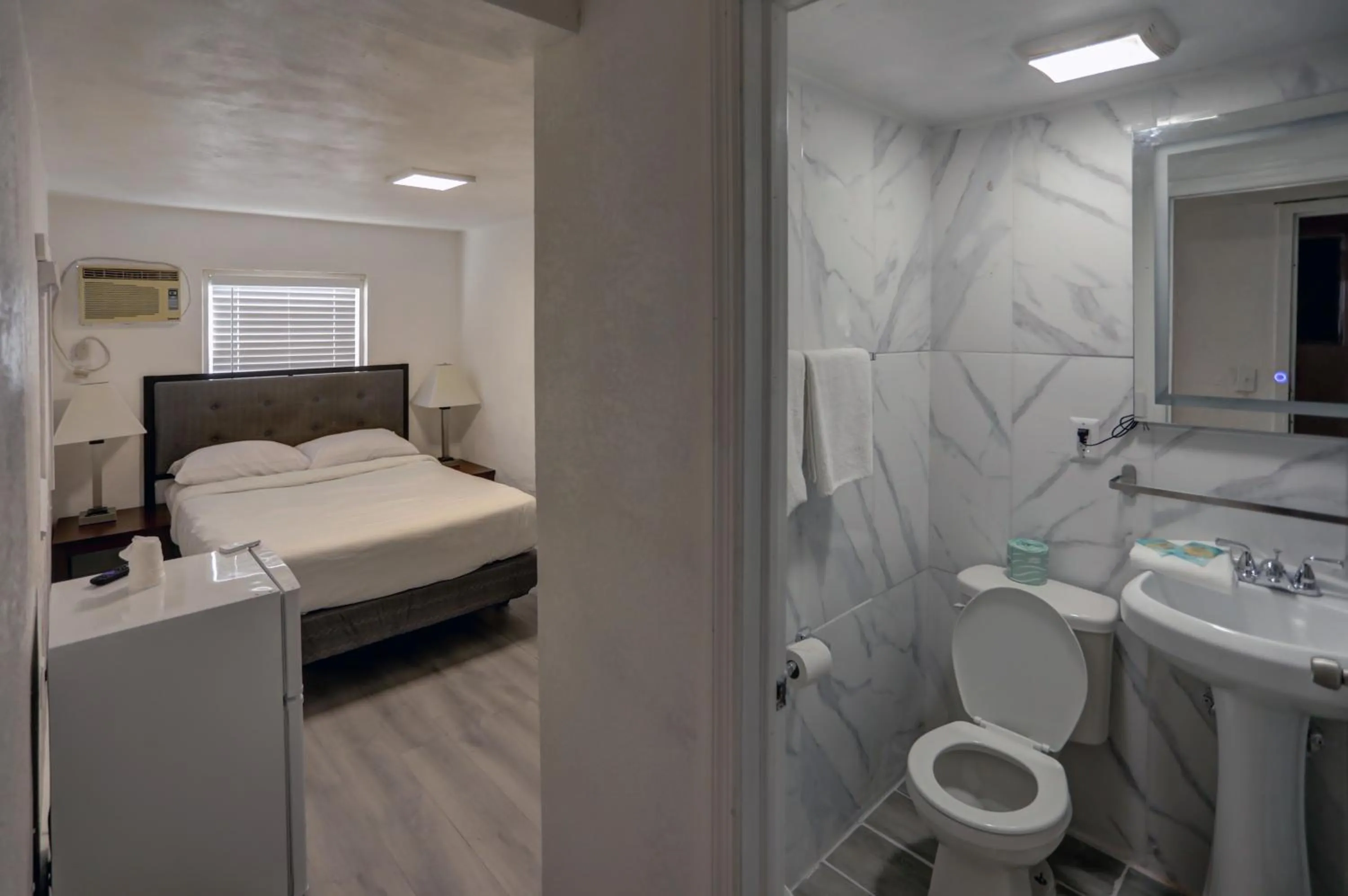 Bed in Beach and Town Motel