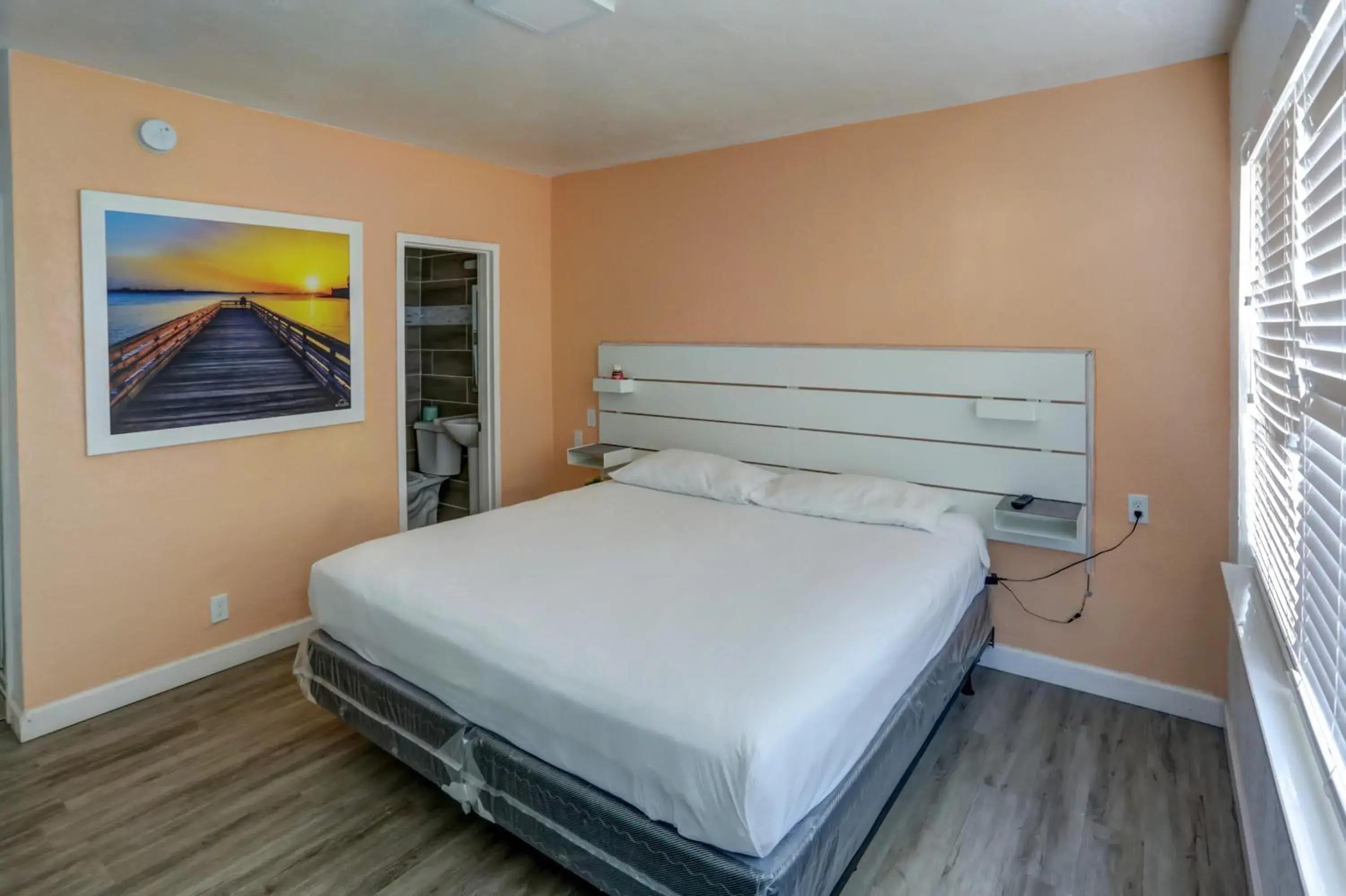 Standard Queen Room in Beach and Town Motel Standard Queen Room in Beach and Town Motel