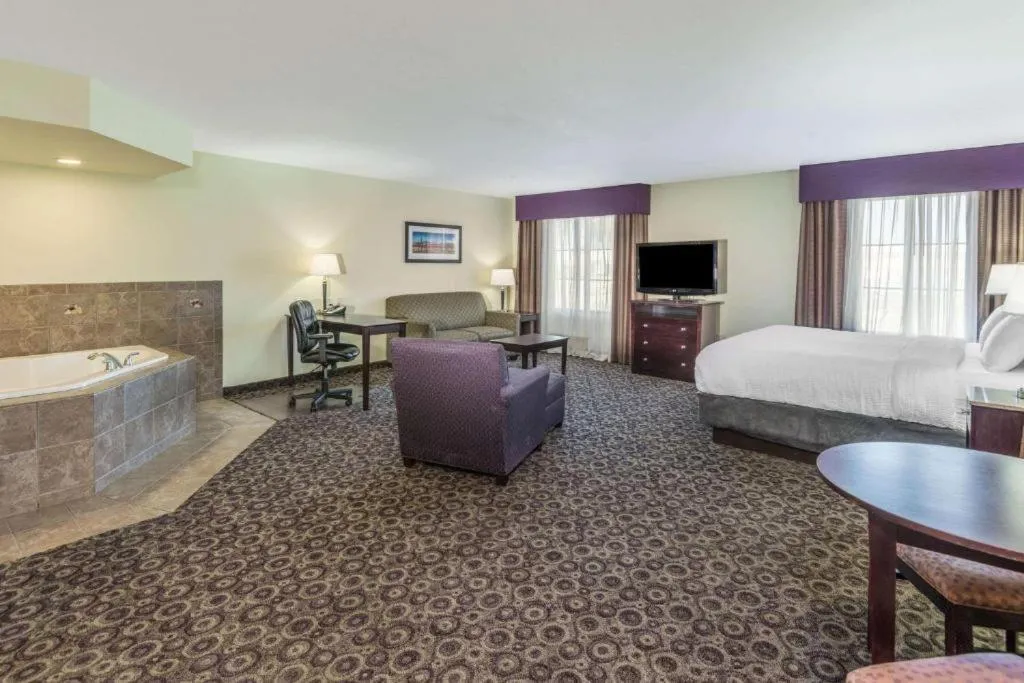 Photo of the whole room, Bed in La Quinta by Wyndham Las Vegas Airport South