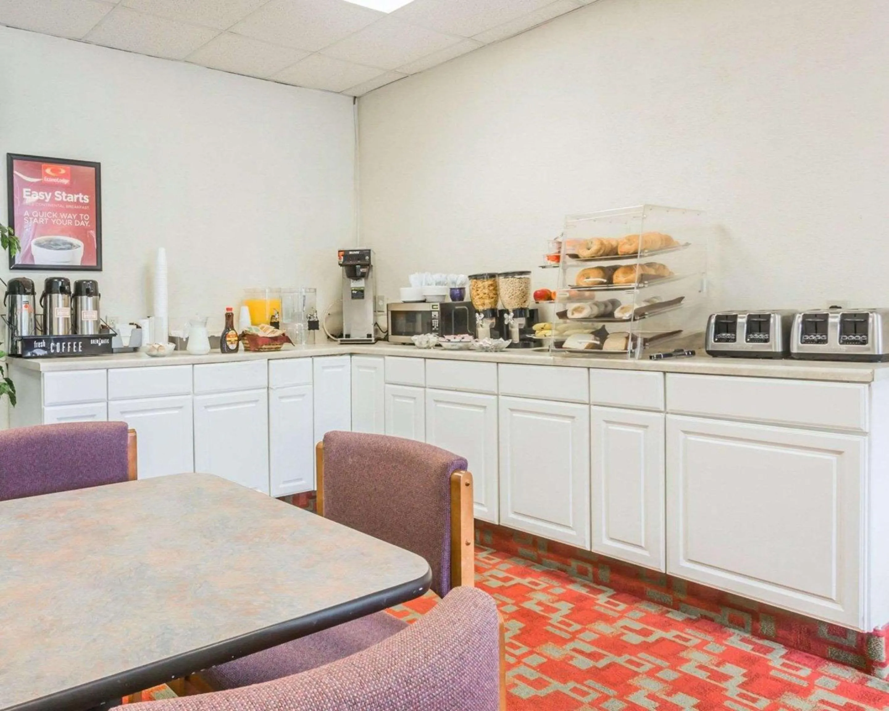 Restaurant/Places to Eat in Econo Lodge Stewart International Airport