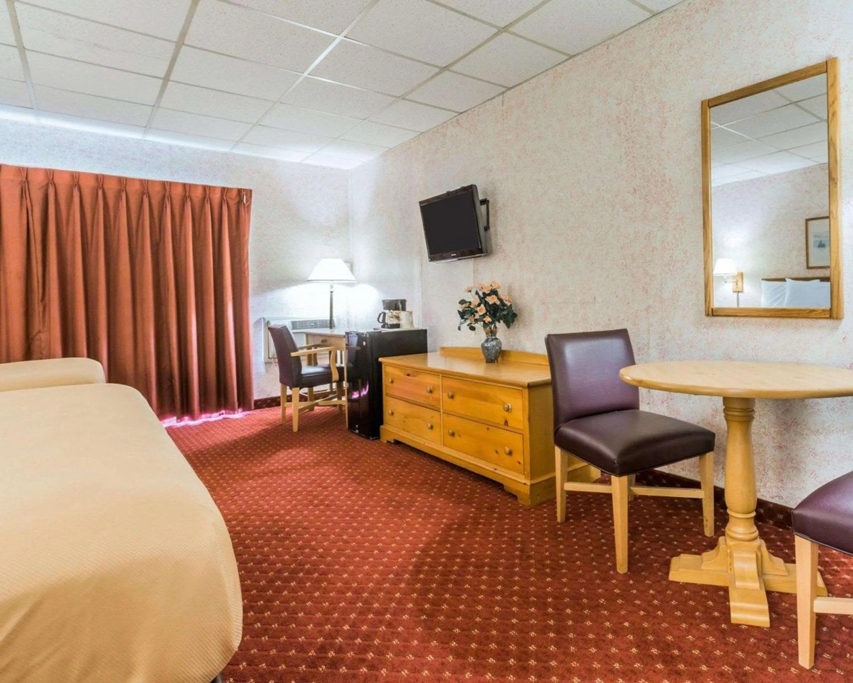 Photo of the whole room, Seating Area in Econo Lodge Stewart International Airport