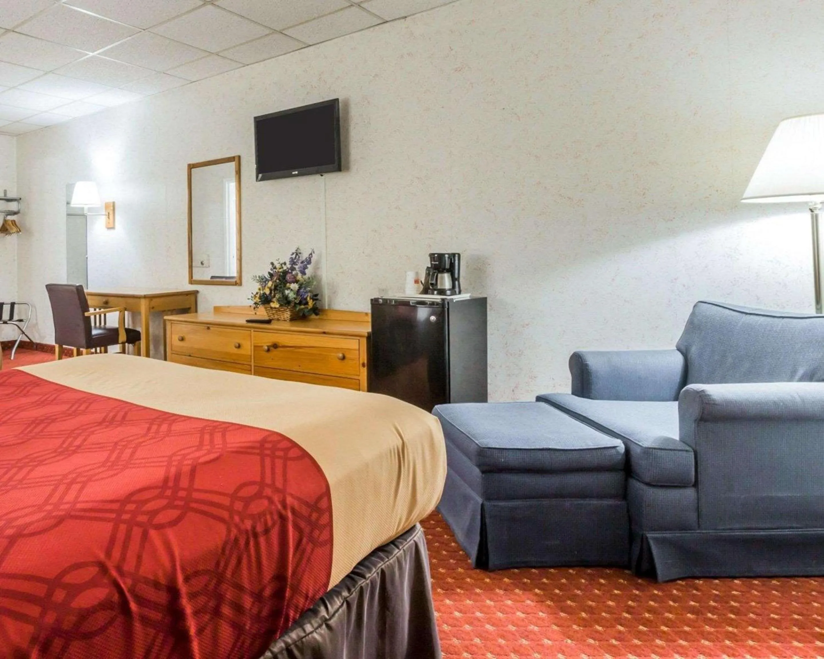 Photo of the whole room, TV/Entertainment Center in Econo Lodge Stewart International Airport