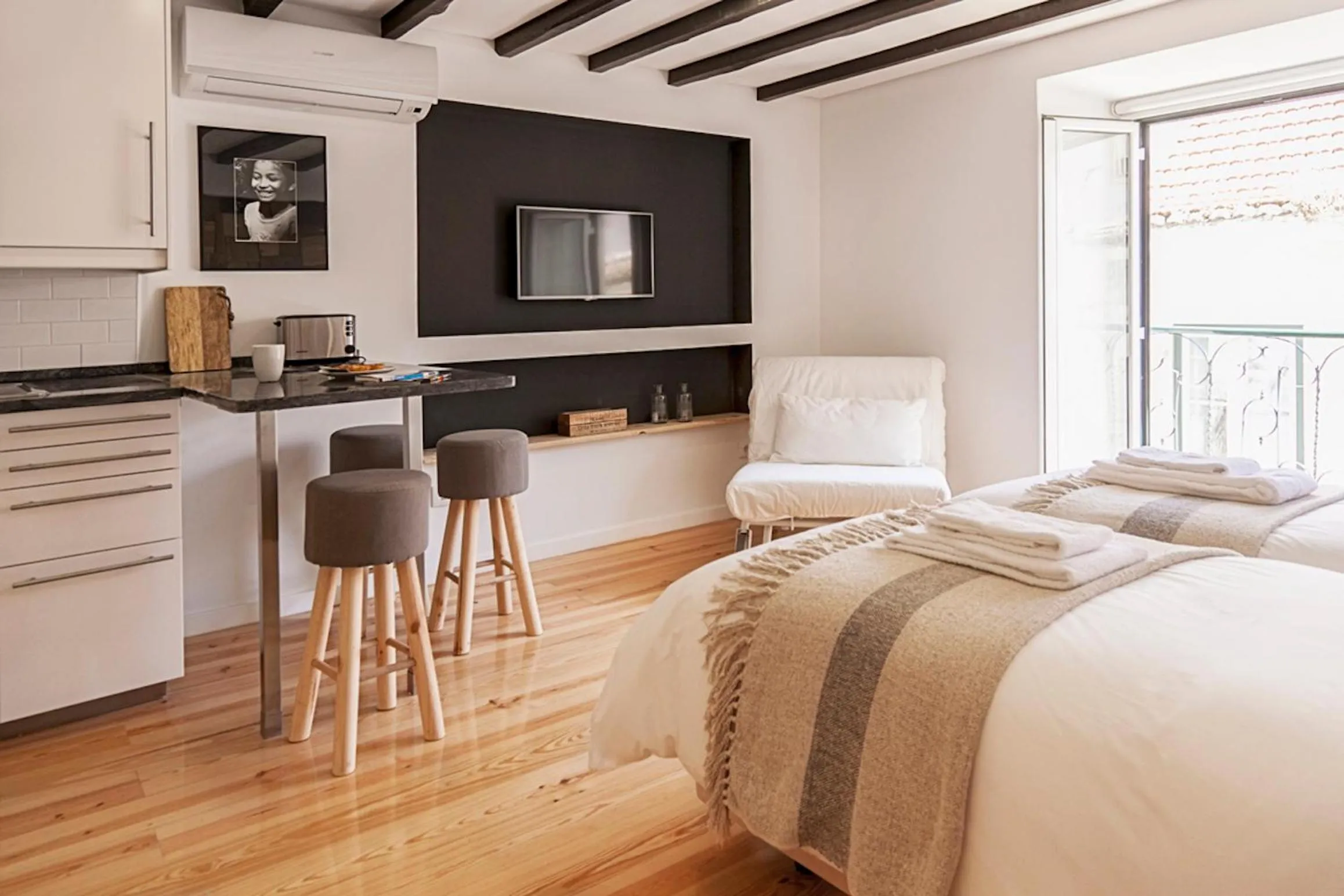 Bedroom, Bed in Bairro Alto Studio Apartments - by LU Holidays