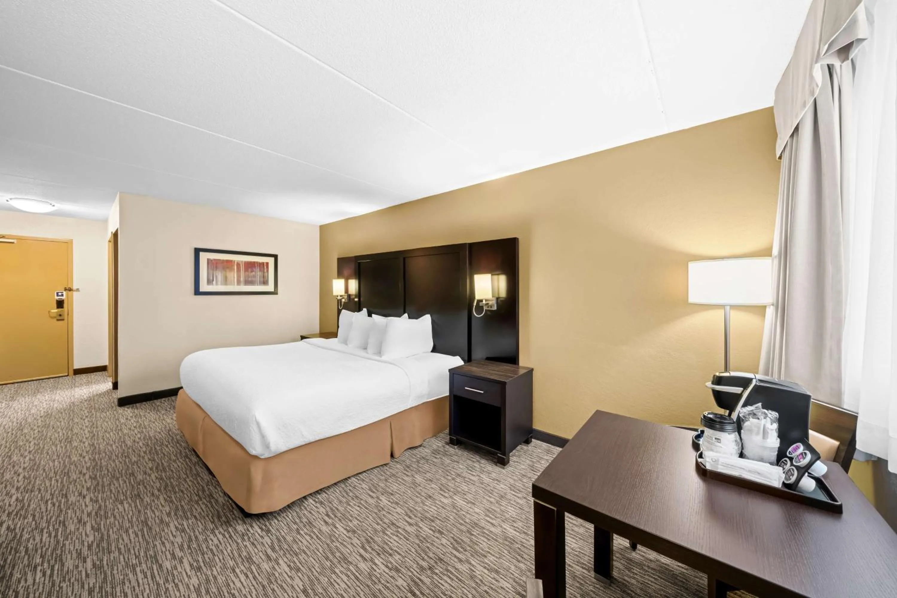 Bedroom, Bed in Best Western Plus Mariposa Inn & Conference Centre