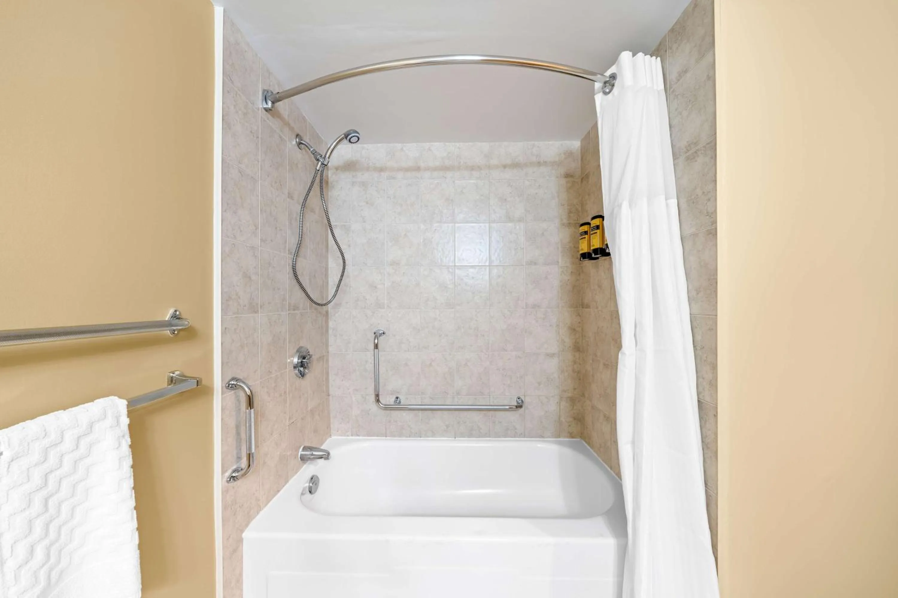 Bathroom in Best Western Plus Mariposa Inn & Conference Centre