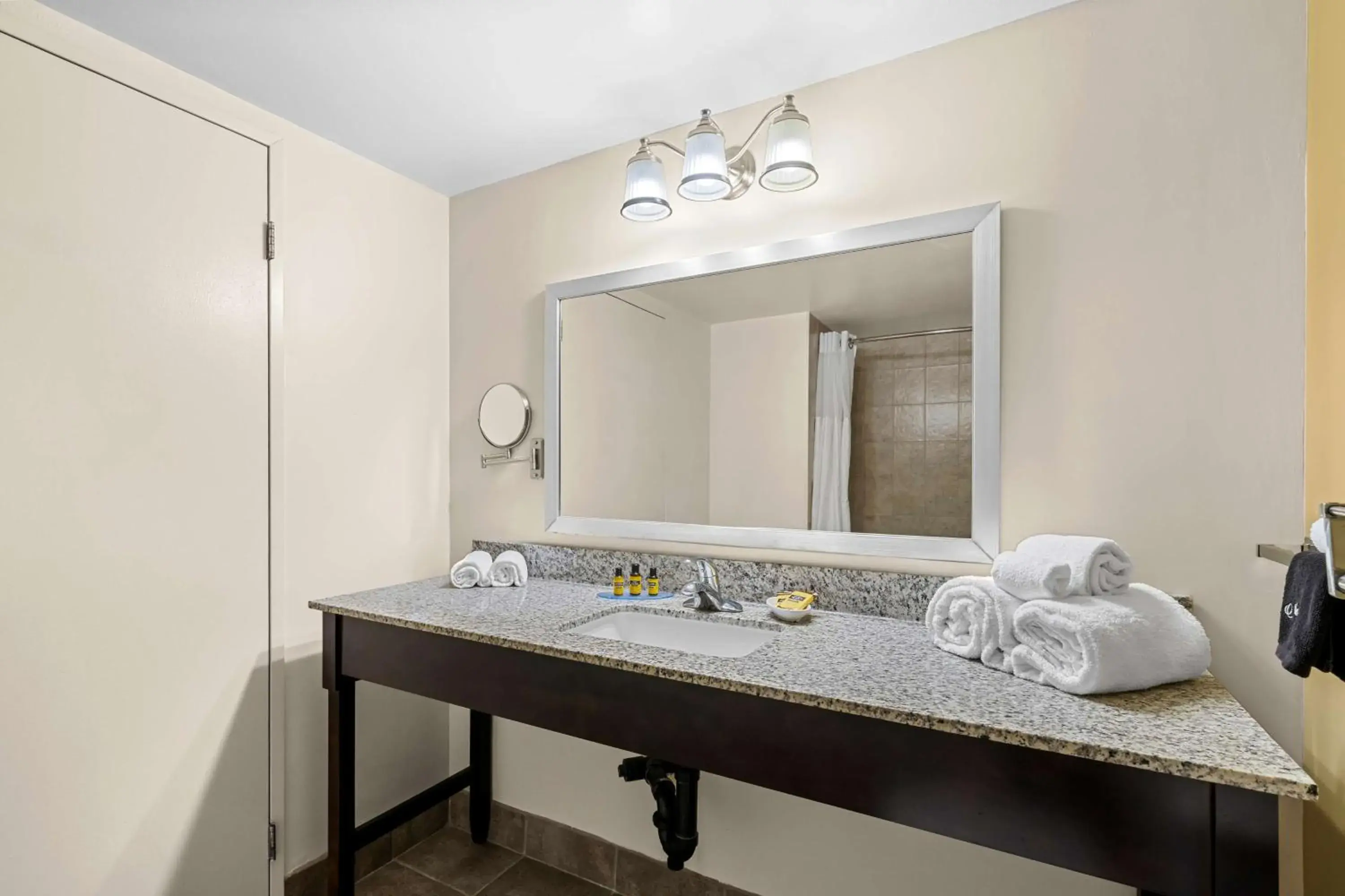 Queen Room - Disability Access in Best Western Plus Mariposa Inn & Conference Centre Queen Room - Disability Access in Best Western Plus Mariposa Inn & Conference Centre