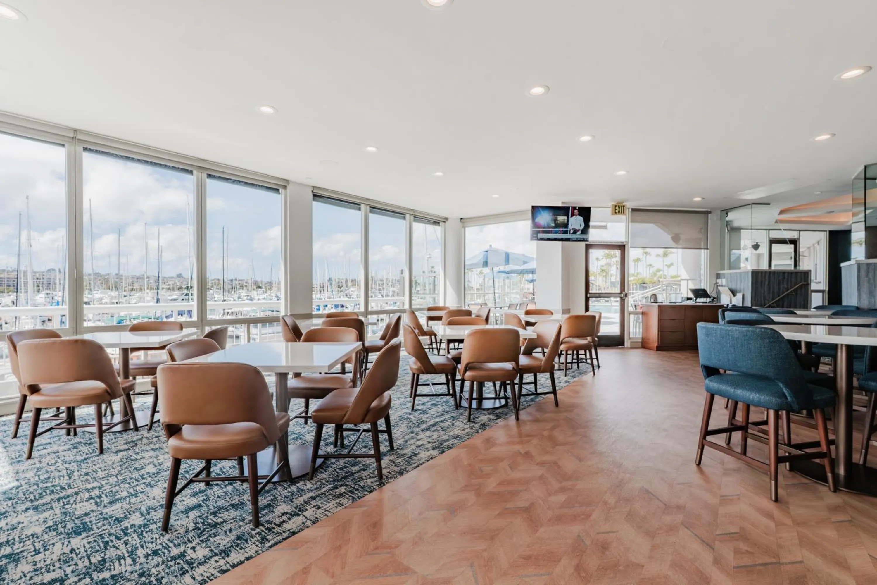 Restaurant/places to eat in Bay Club Hotel and Marina