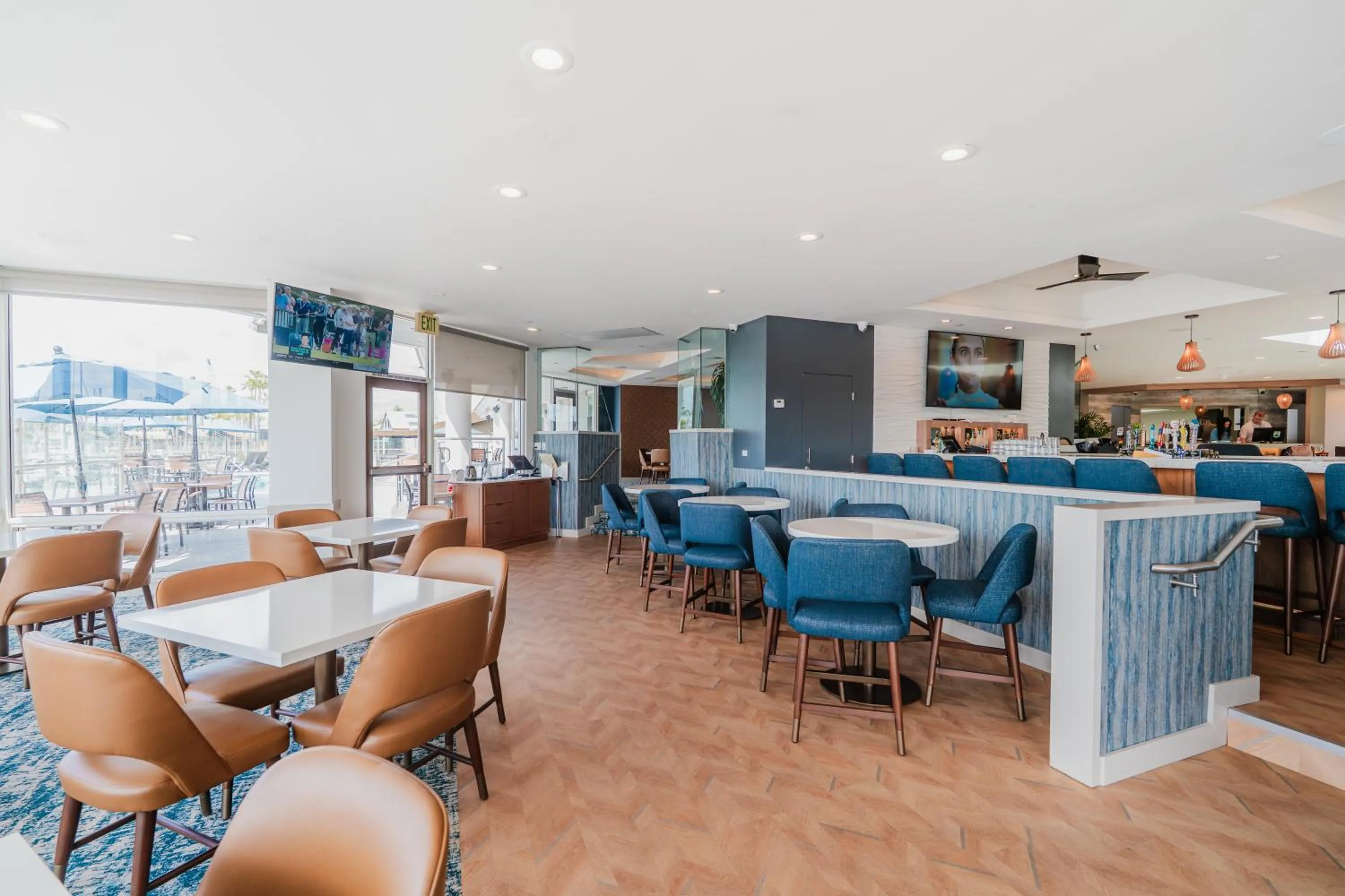 Restaurant/places to eat in Bay Club Hotel and Marina