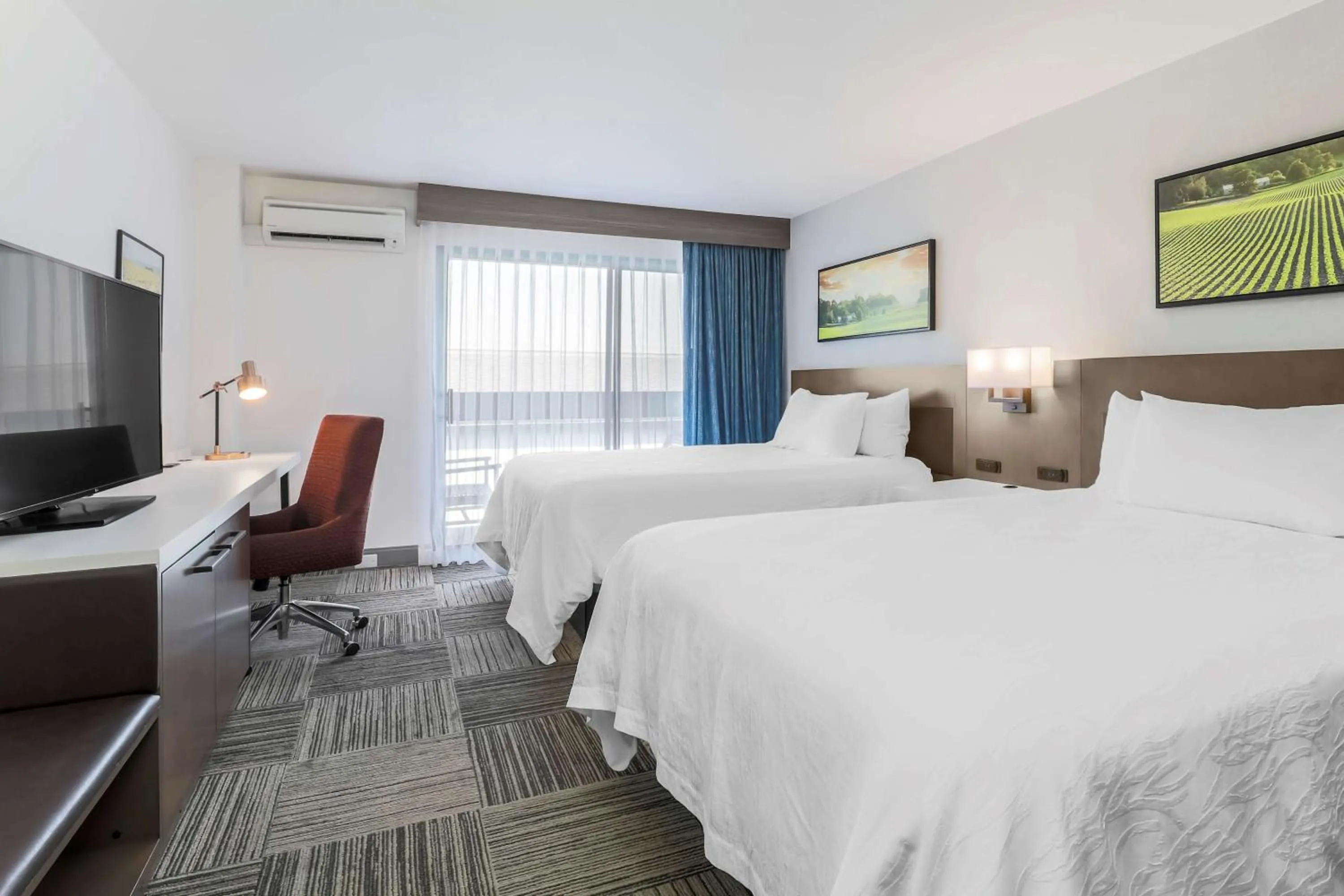 Bed in Hilton Garden Inn Davis Downtown