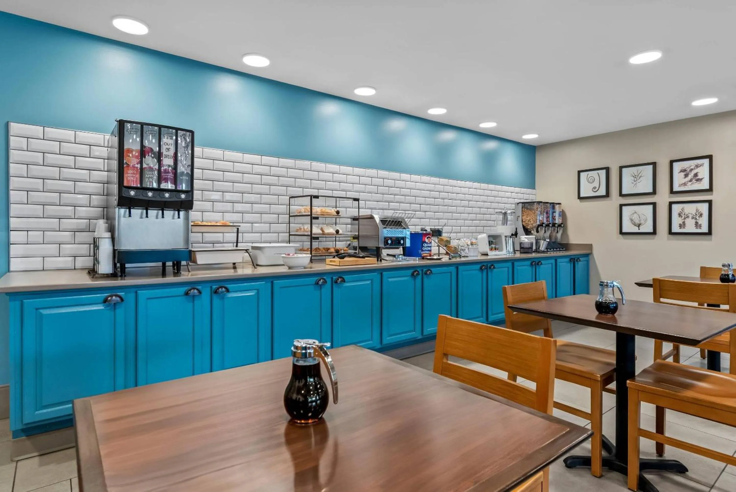 Breakfast in Country Inn & Suites by Radisson, Chambersburg, PA