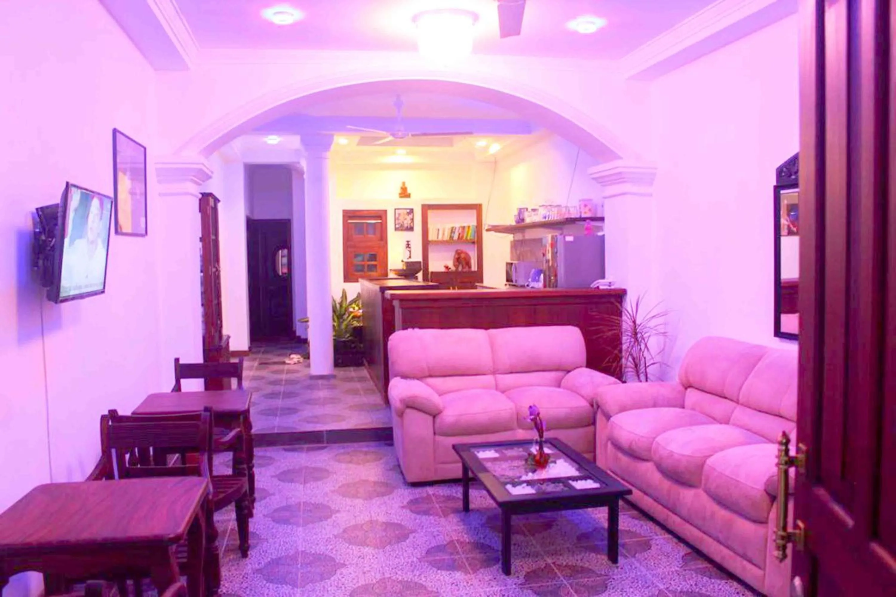 Communal lounge/ TV room in Dream Villa Galle Fort