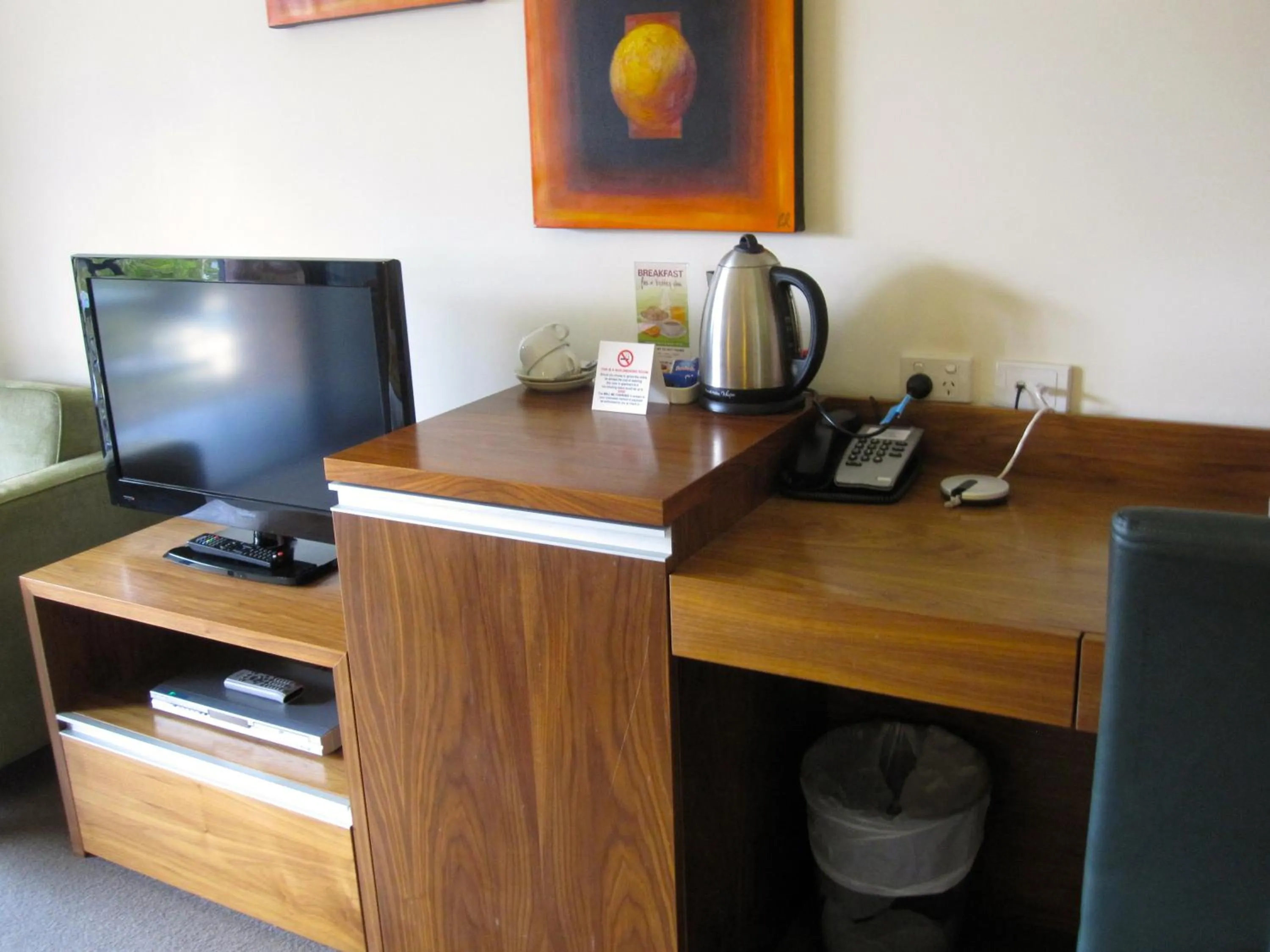 TV and multimedia in Margarets In Town Apartments