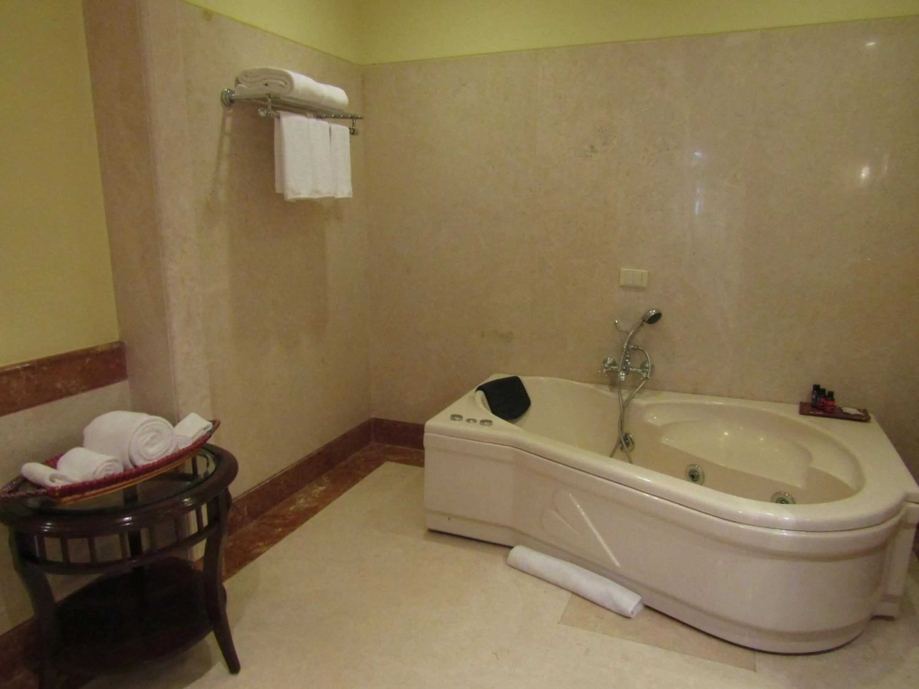 Hot Tub in The LaLiT Golf & Spa Resort Goa