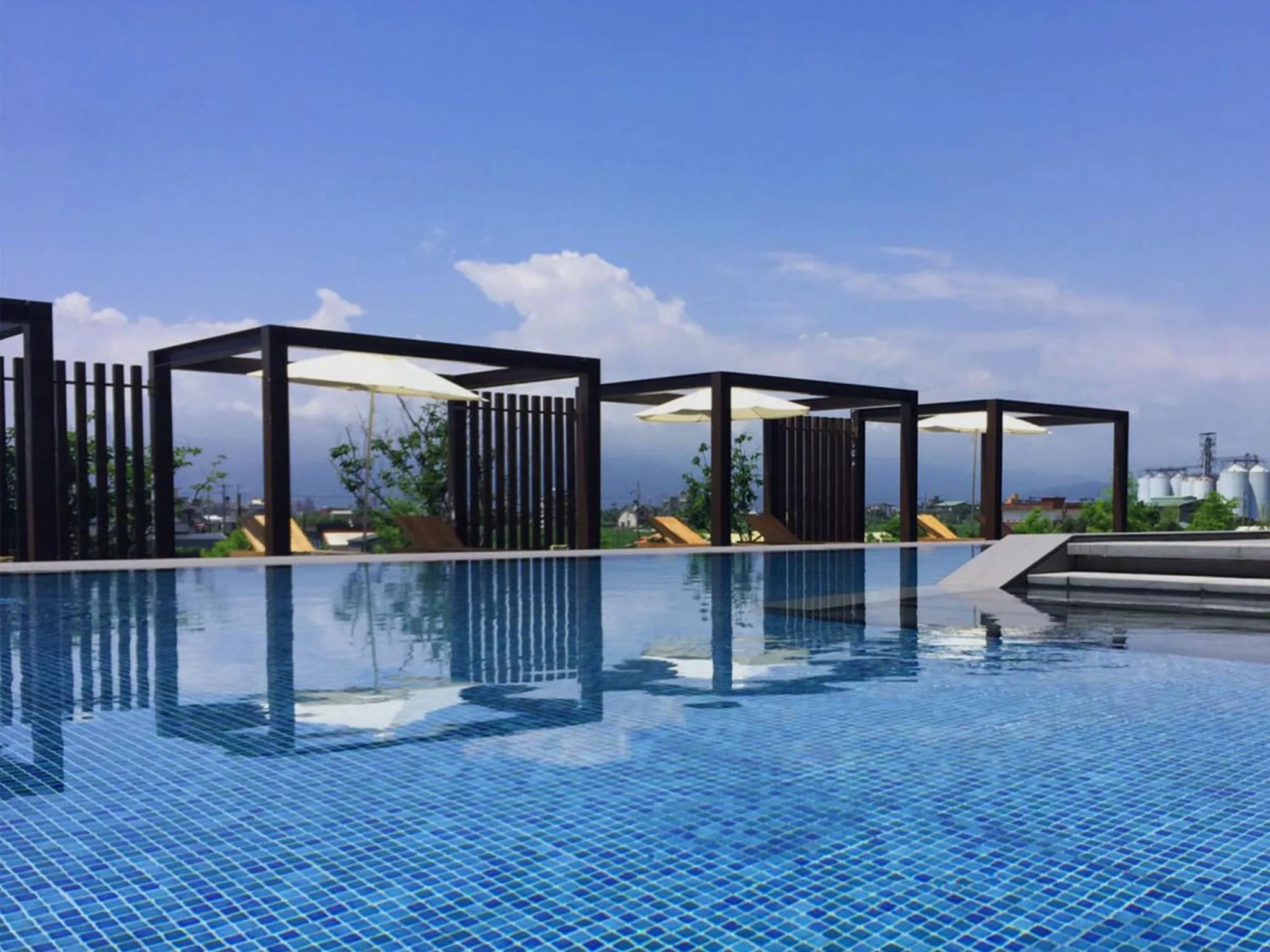 Swimming pool in Dancewoods Hotel