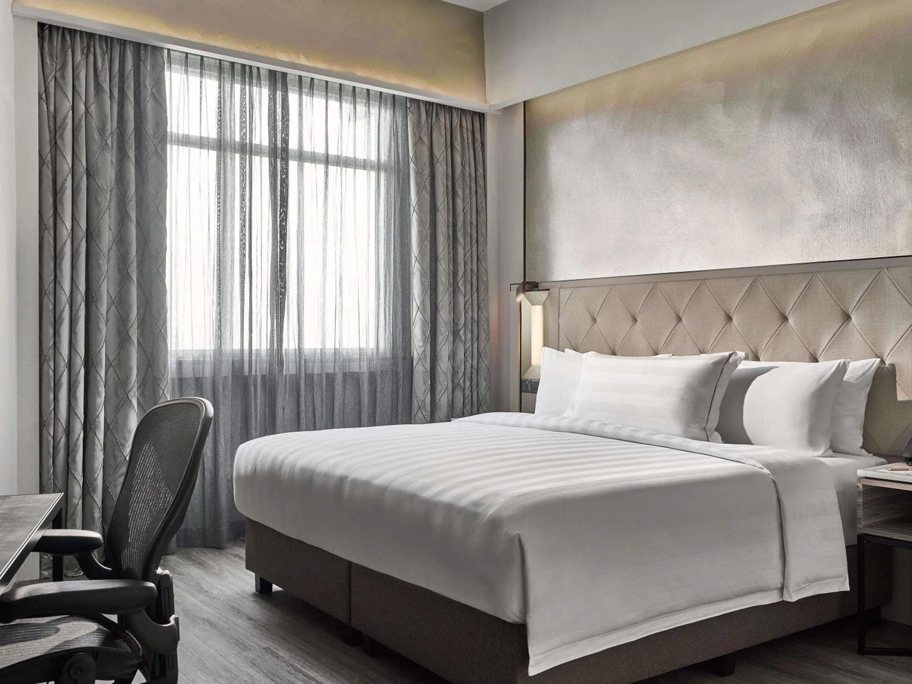 Bedroom, Bed in Novotel Singapore on Kitchener