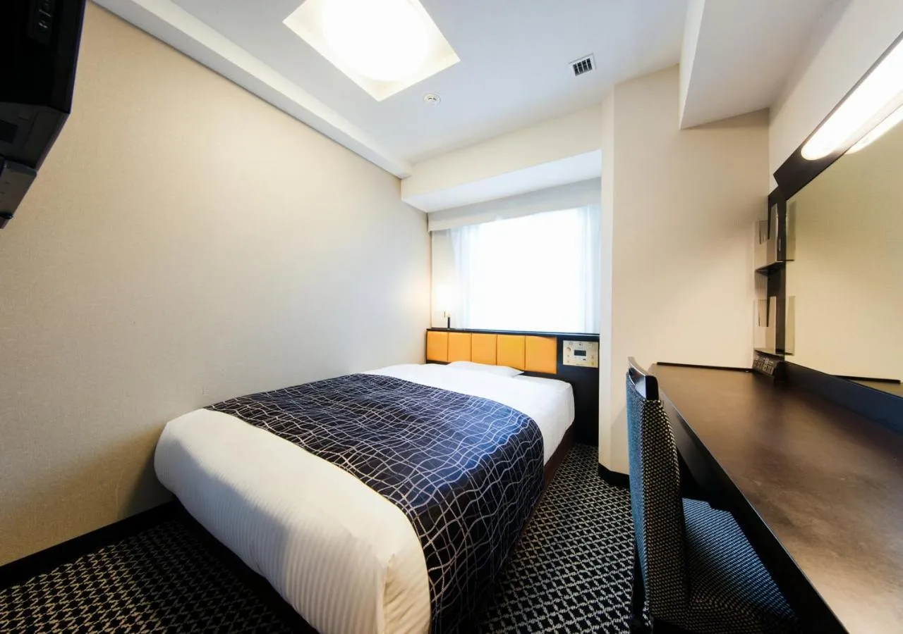 Photo of the whole room, Bed in APA Hotel Midosuji Honmachi Ekihigashi