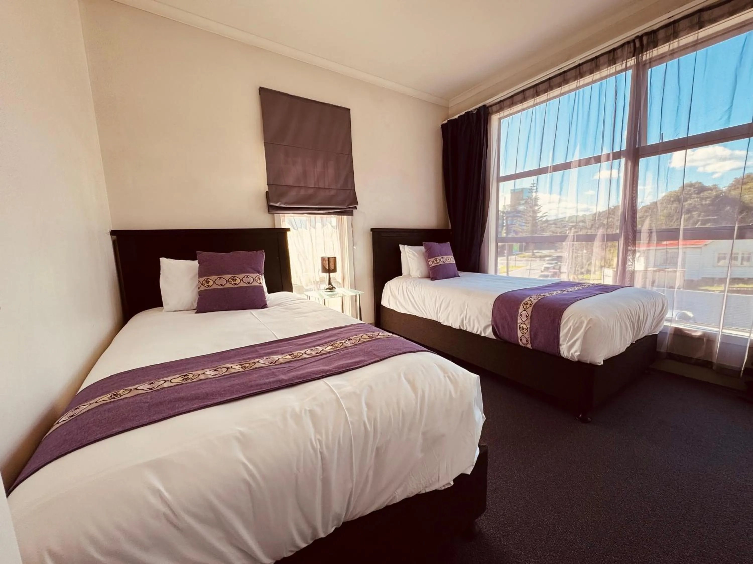 Bed in Amethyst Court Motor Lodge