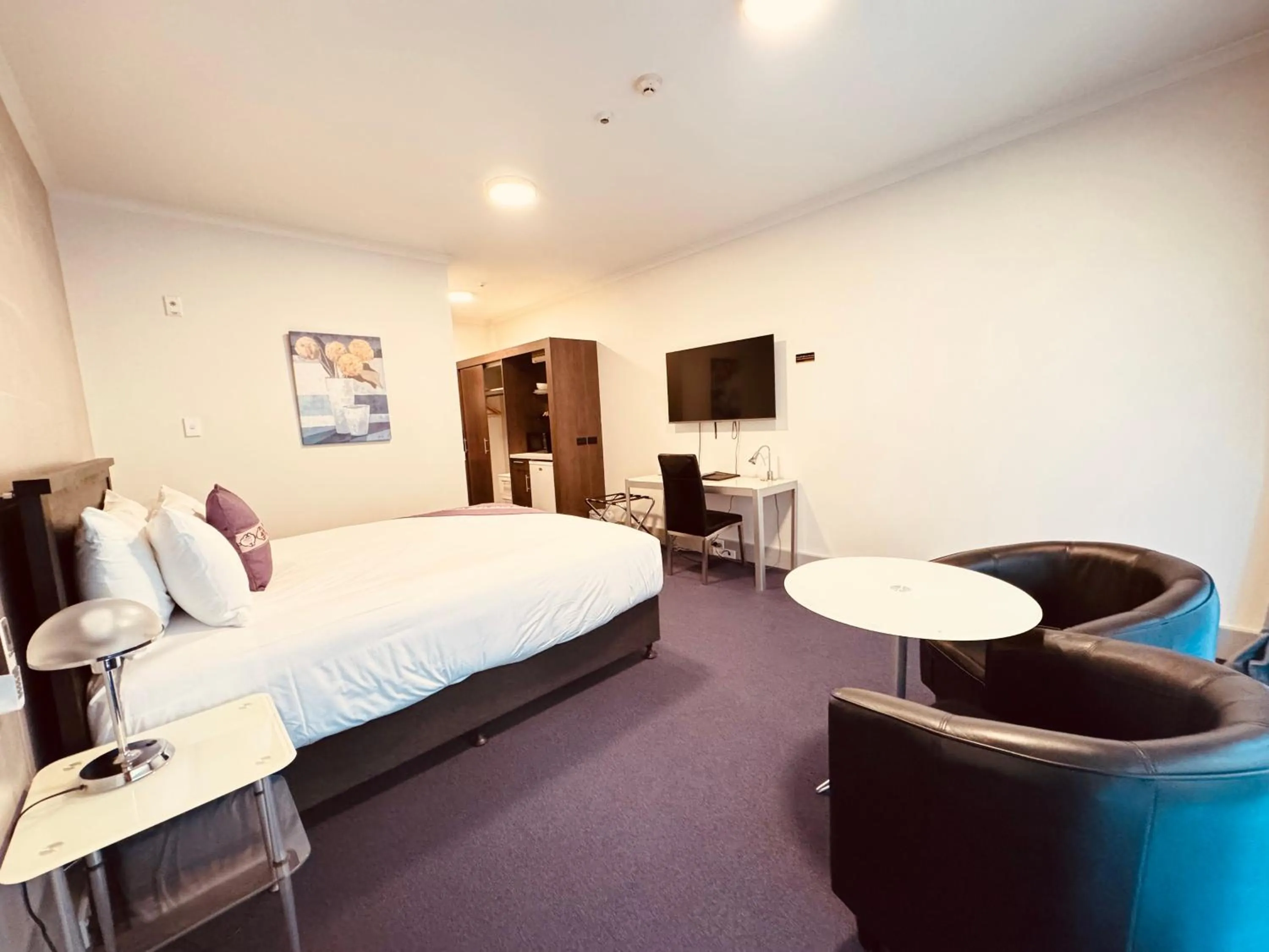 Bed in Amethyst Court Motor Lodge