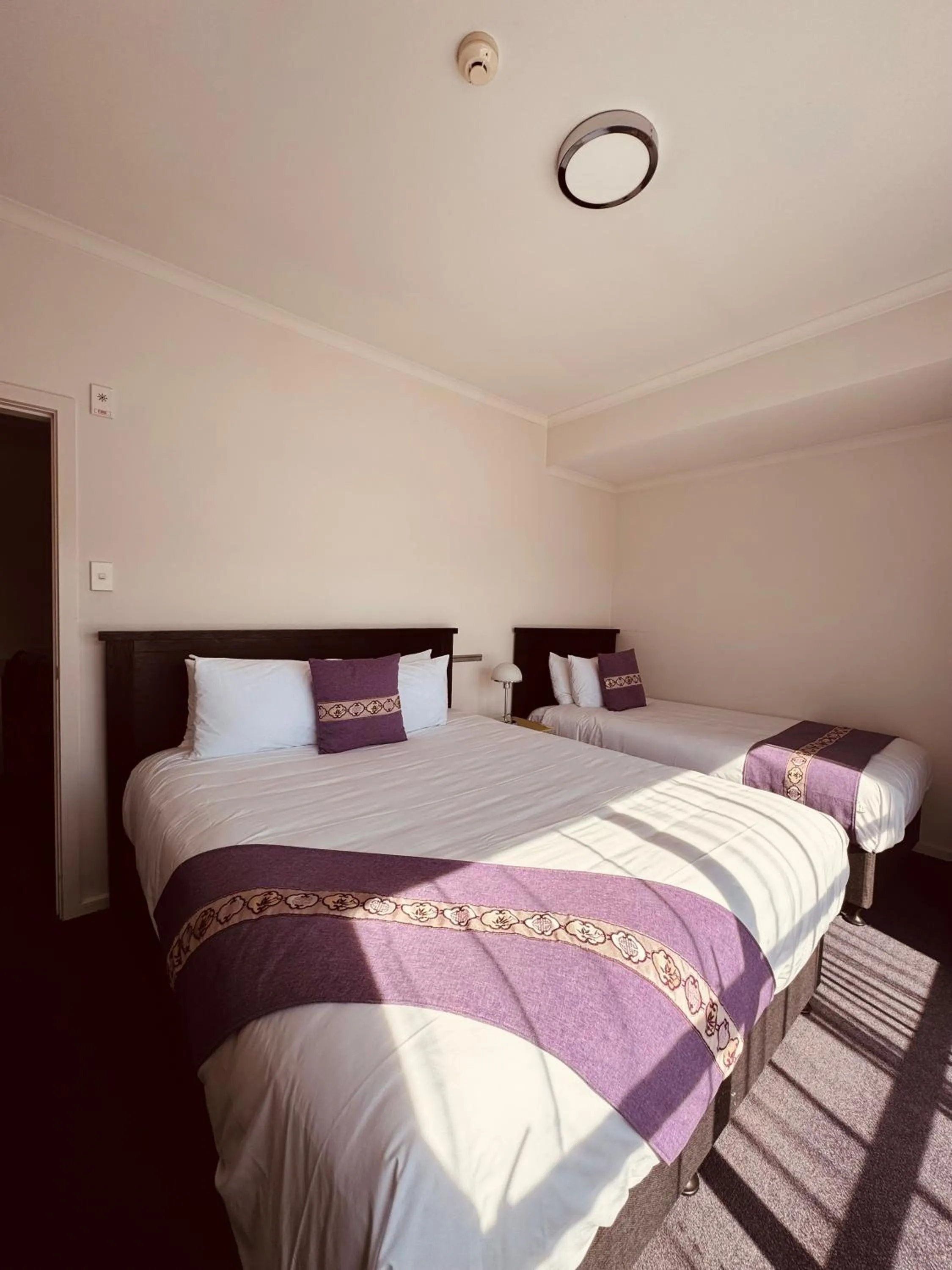 Bed in Amethyst Court Motor Lodge