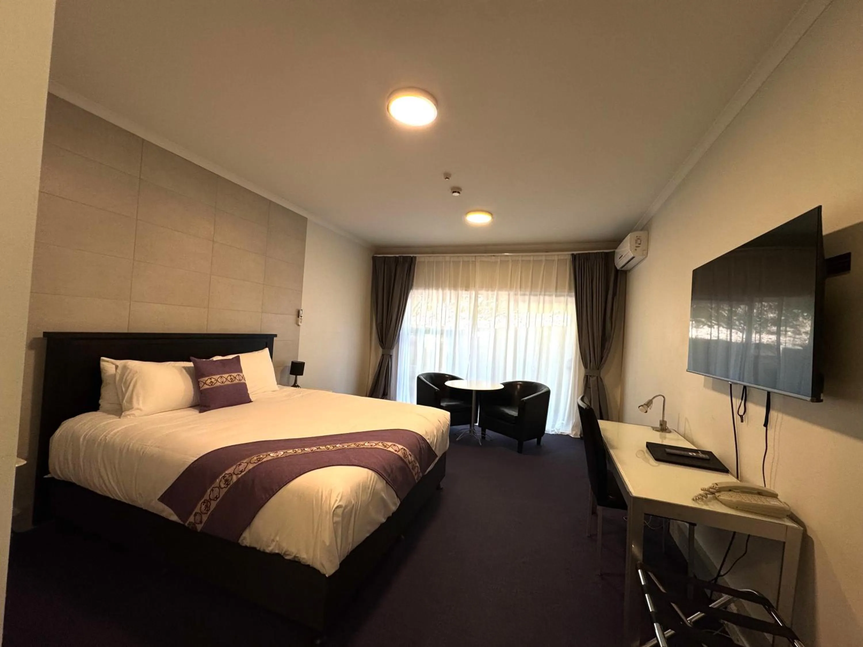 Bed in Amethyst Court Motor Lodge