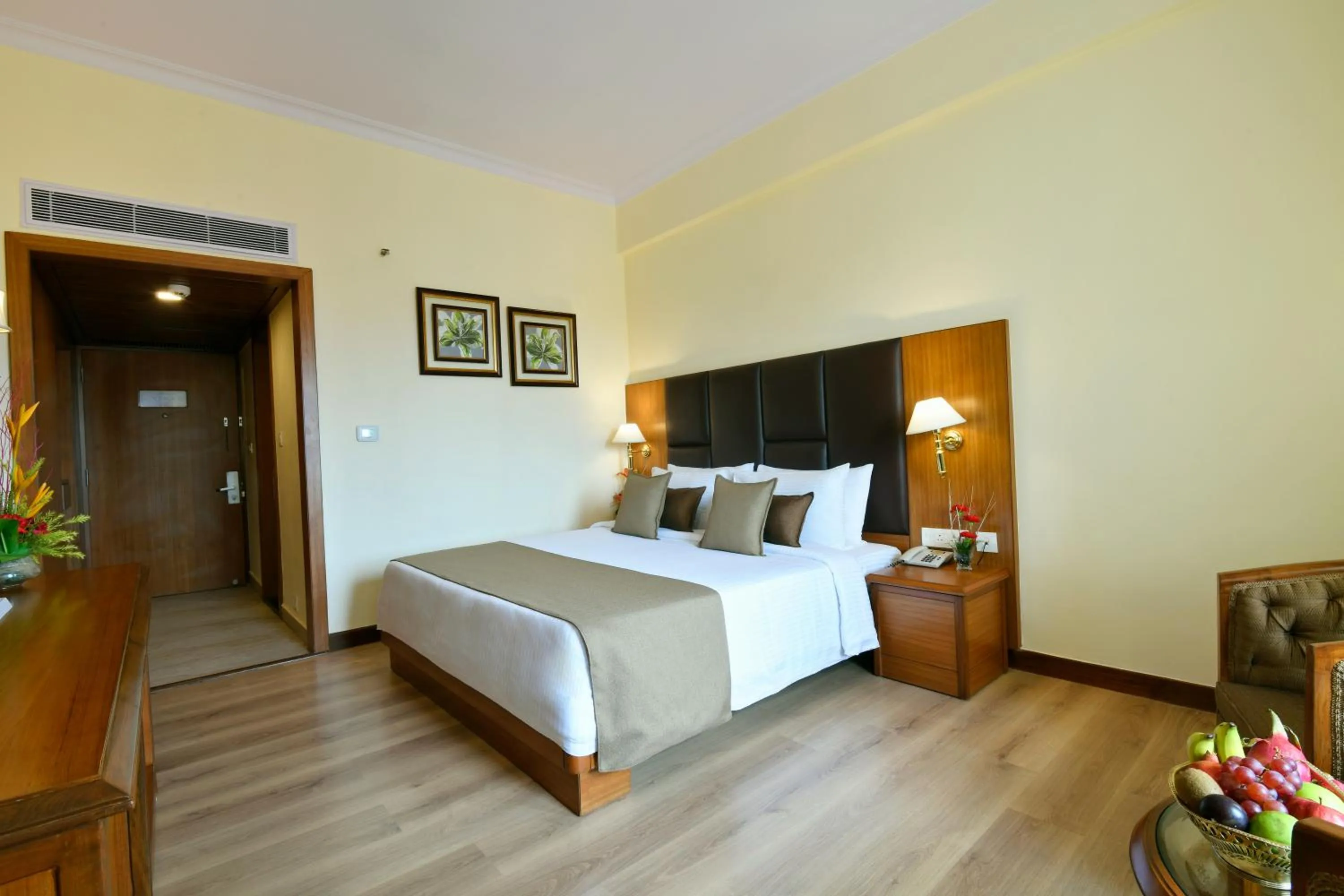 Photo of the whole room, Bed in Peerless Hotel Kolkata