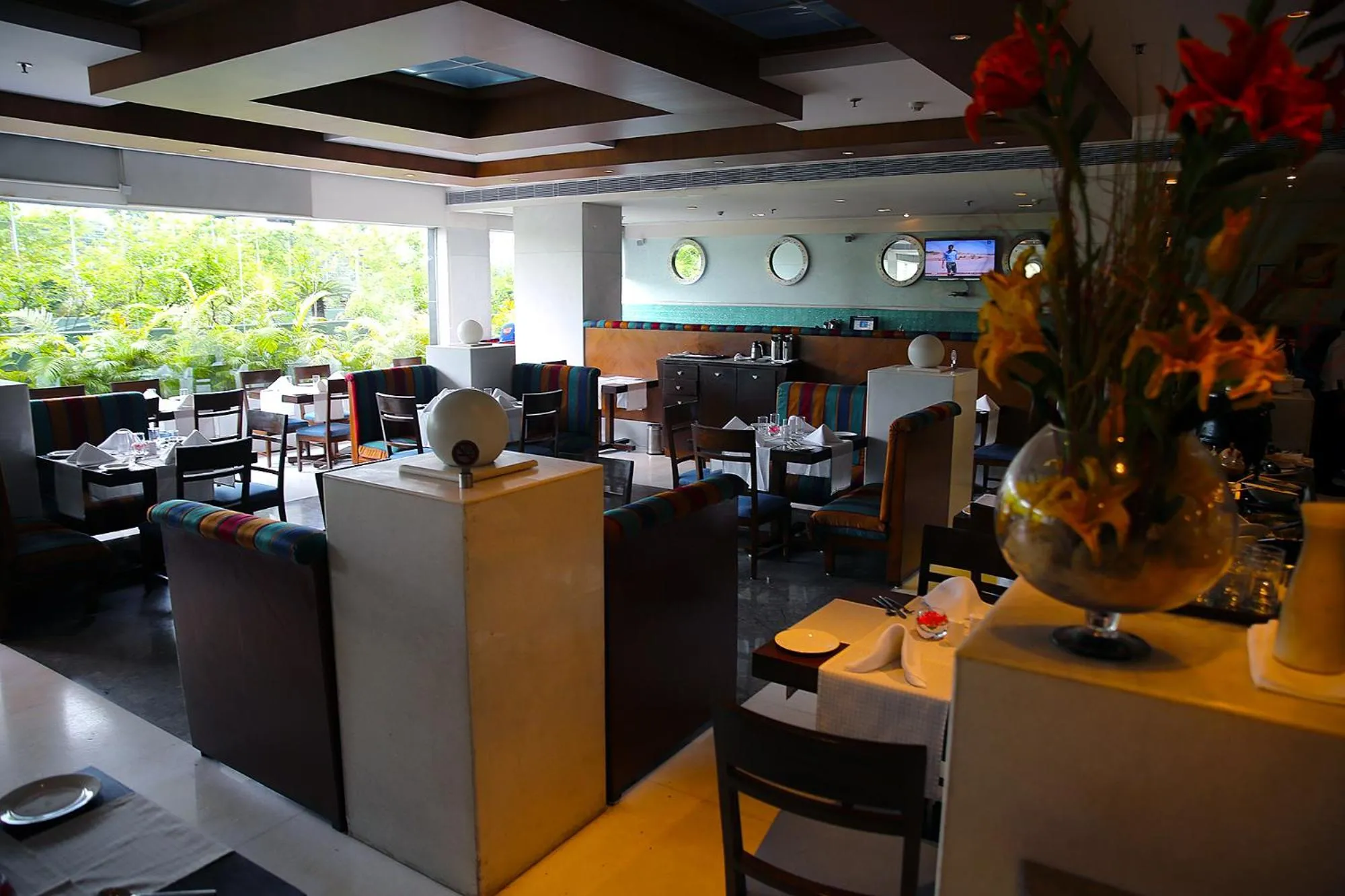 Restaurant/places to eat in Peerless Hotel Kolkata