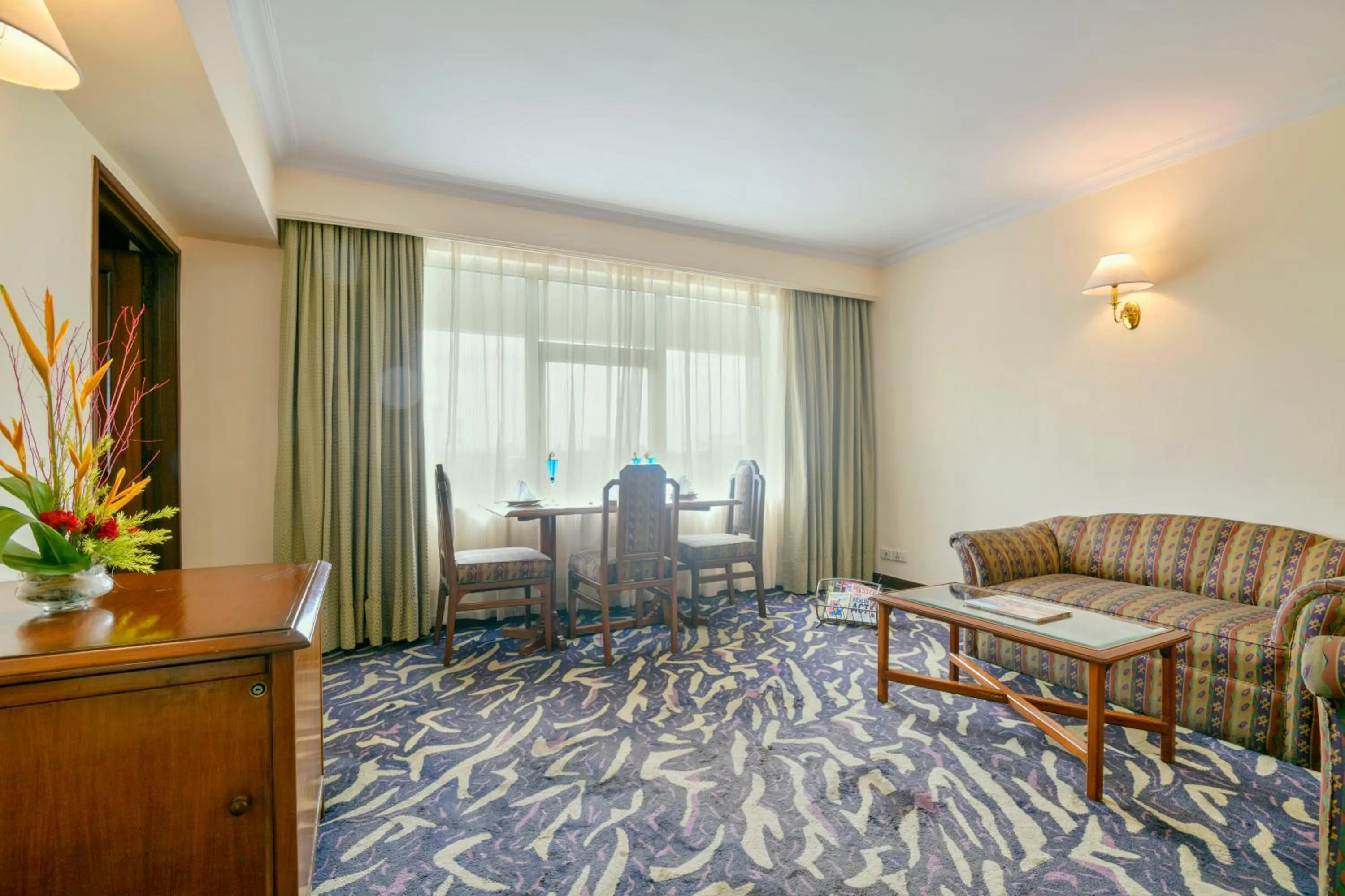 Living room in Peerless Hotel Kolkata