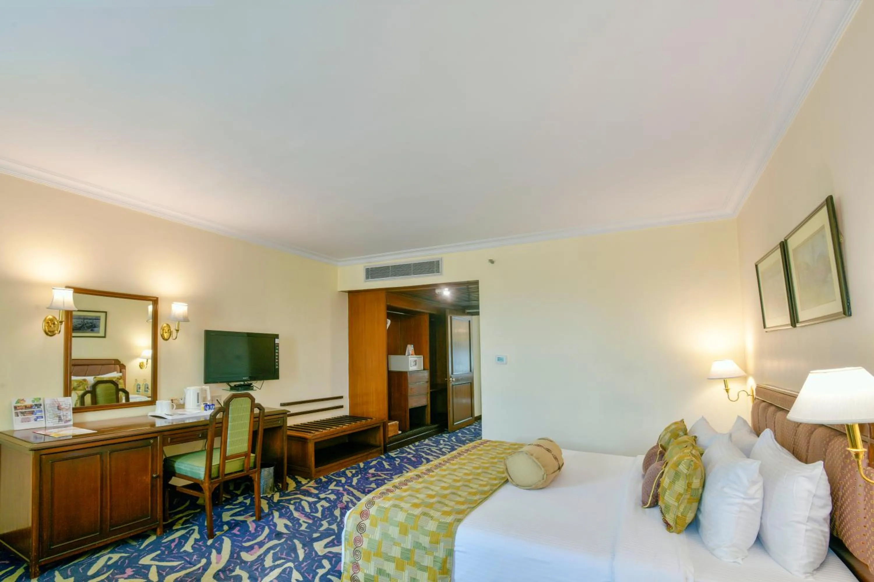 Bed in Peerless Hotel Kolkata