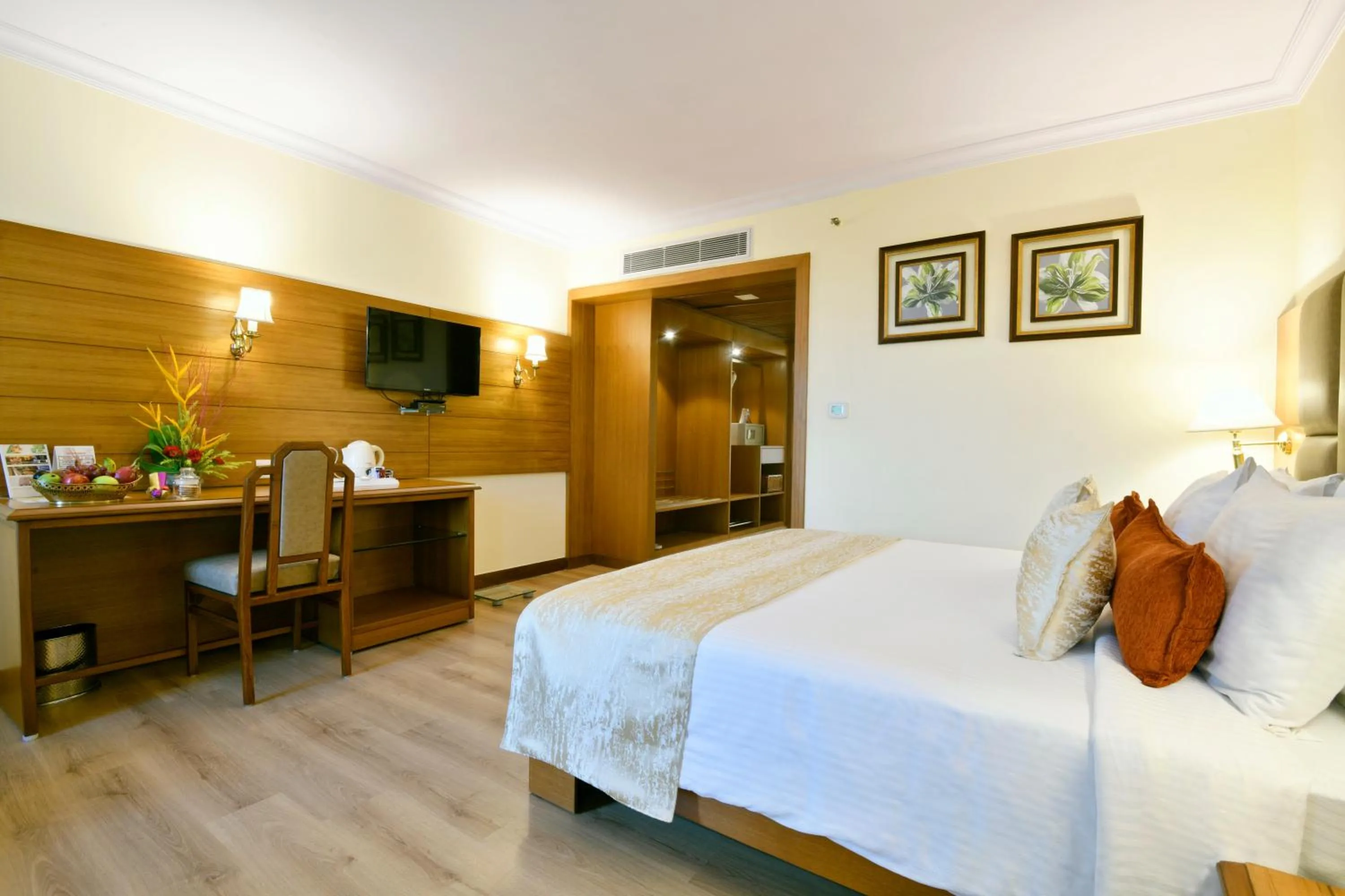 Photo of the whole room, Bed in Peerless Hotel Kolkata