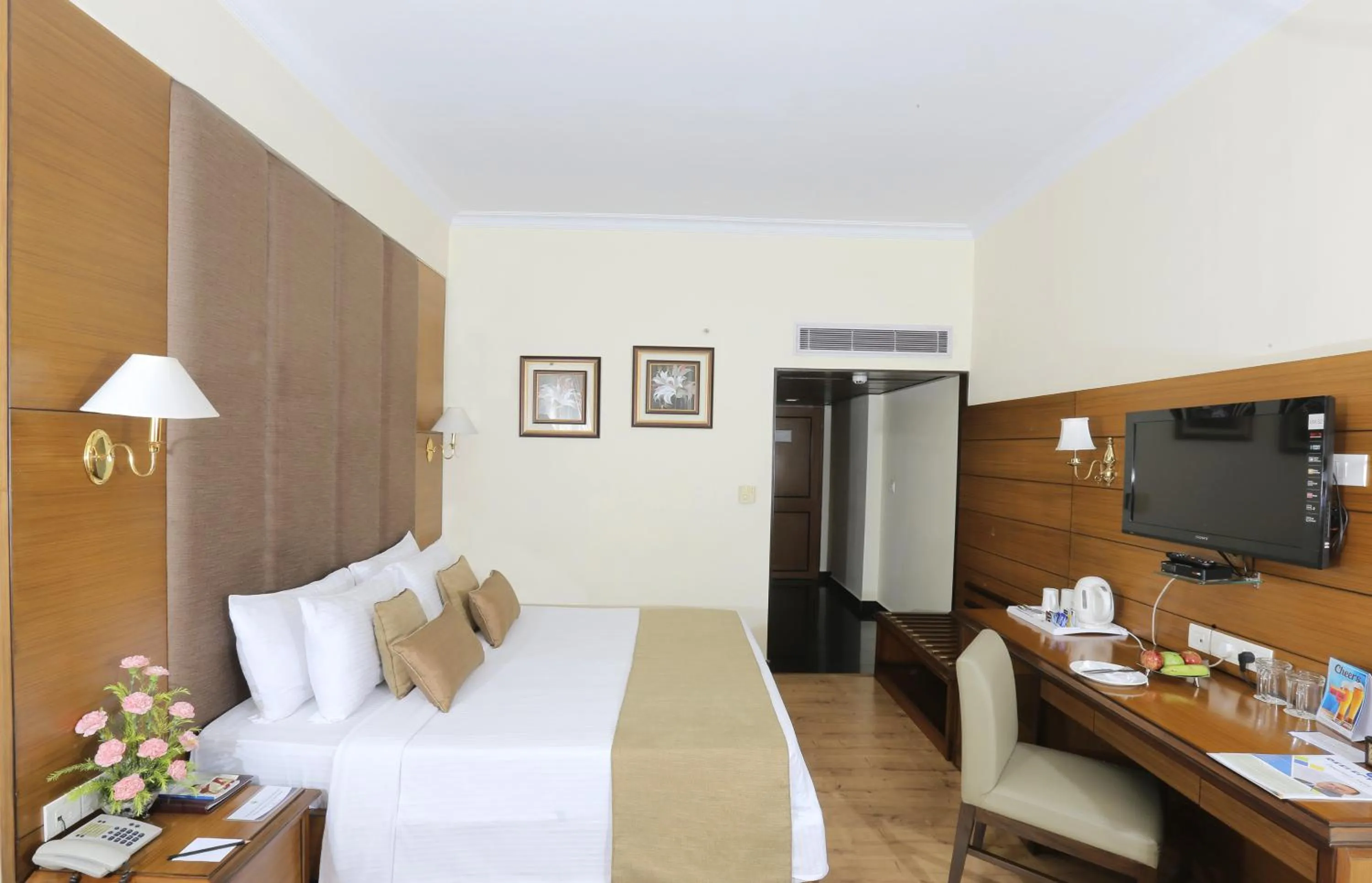 Photo of the whole room, Bed in Peerless Hotel Kolkata