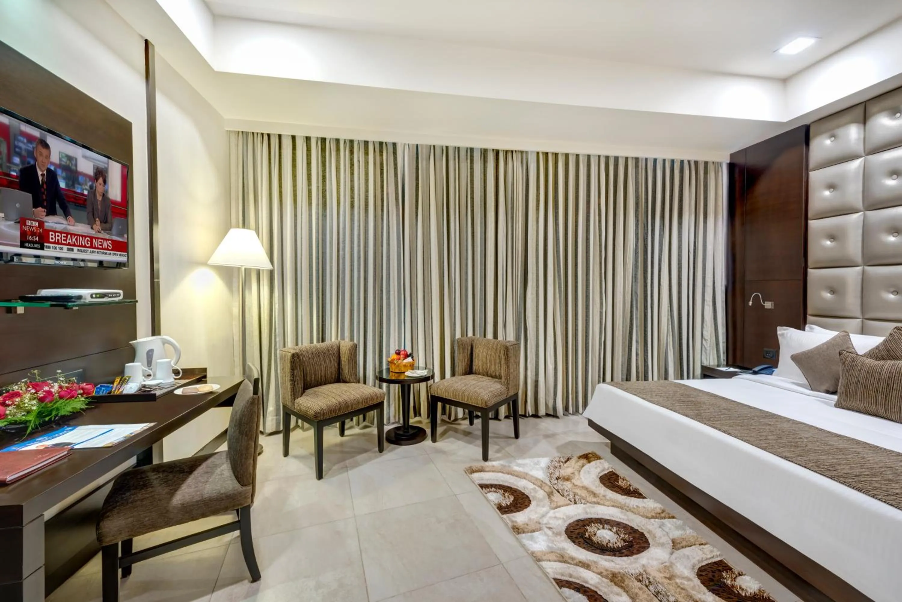 Bedroom, Bed in Peerless Hotel Kolkata