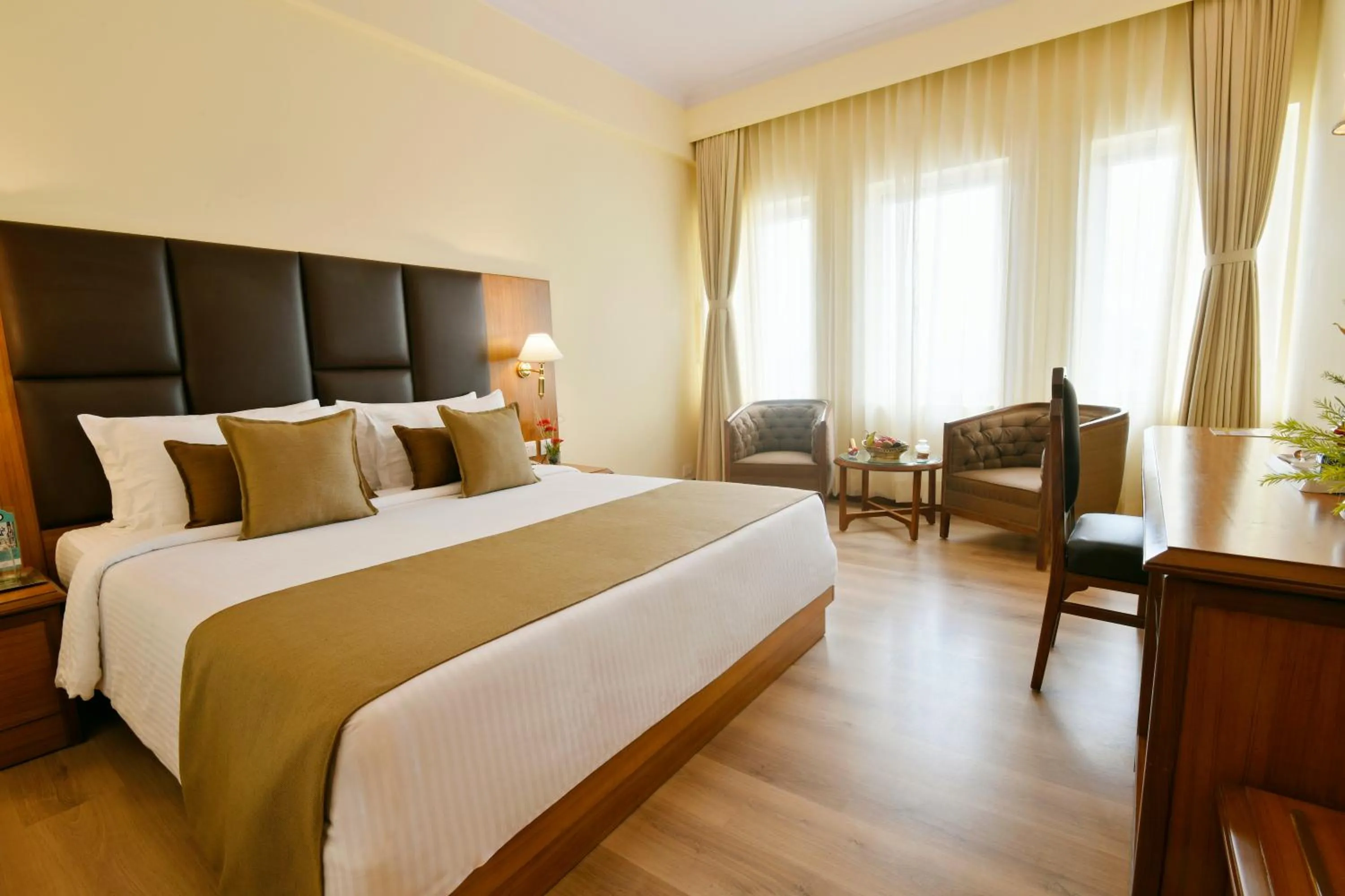 Photo of the whole room, Bed in Peerless Hotel Kolkata