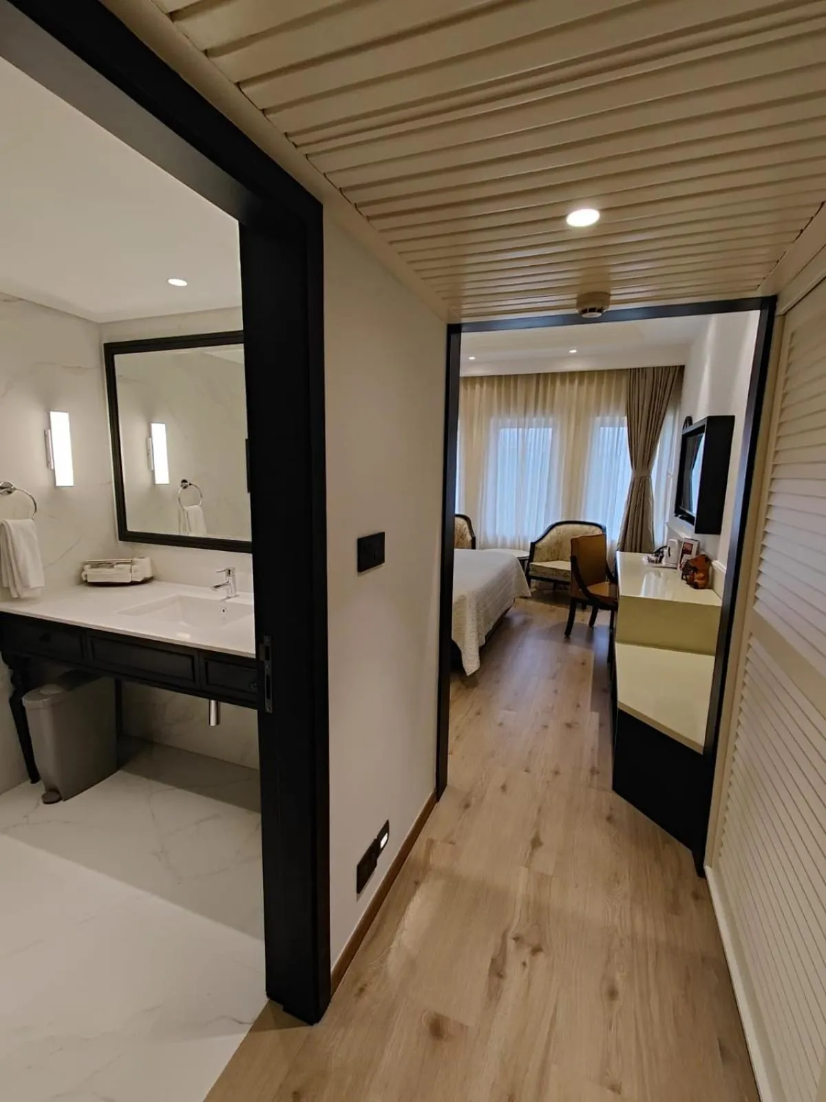 View (from property/room), Bed in Peerless Hotel Kolkata