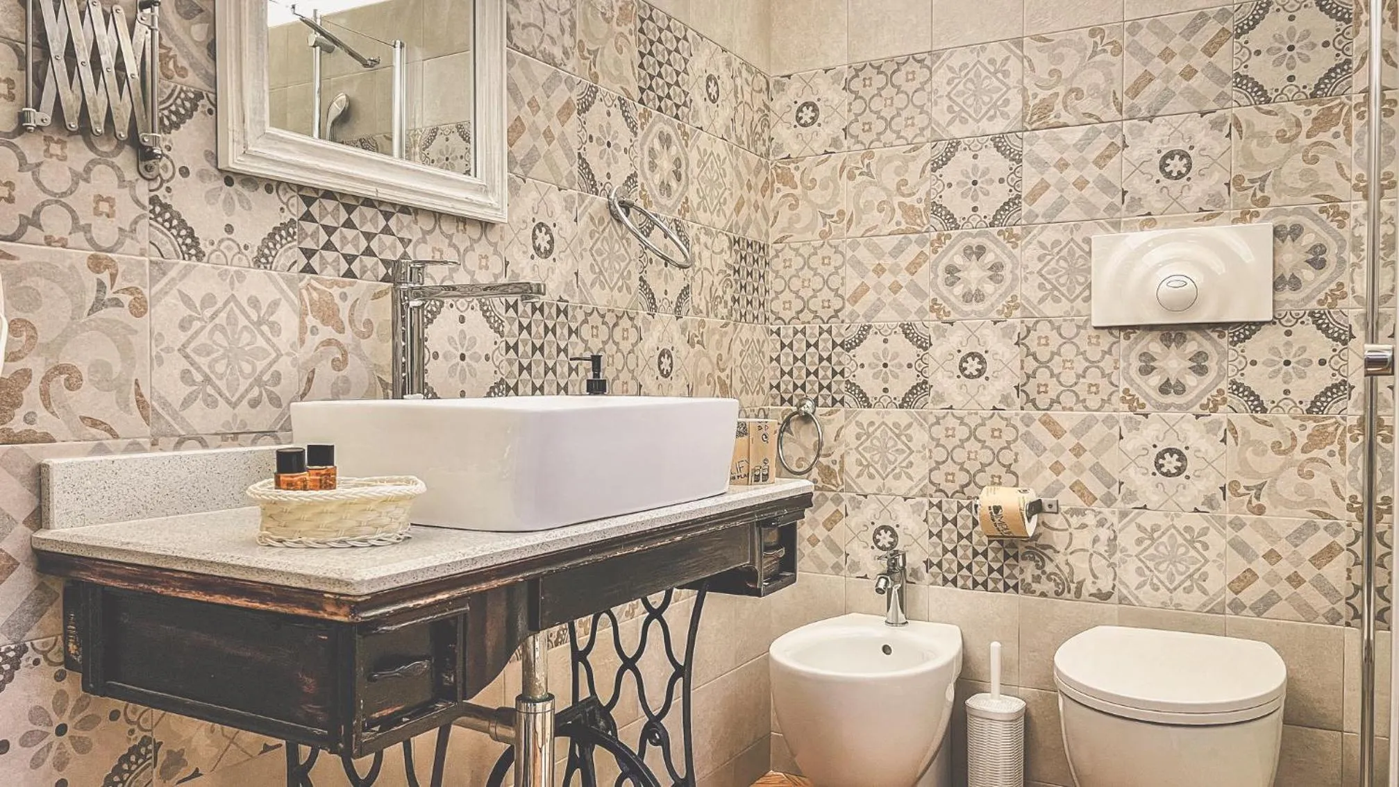 Toilet in Cadelli Luxury Suite & Apartments