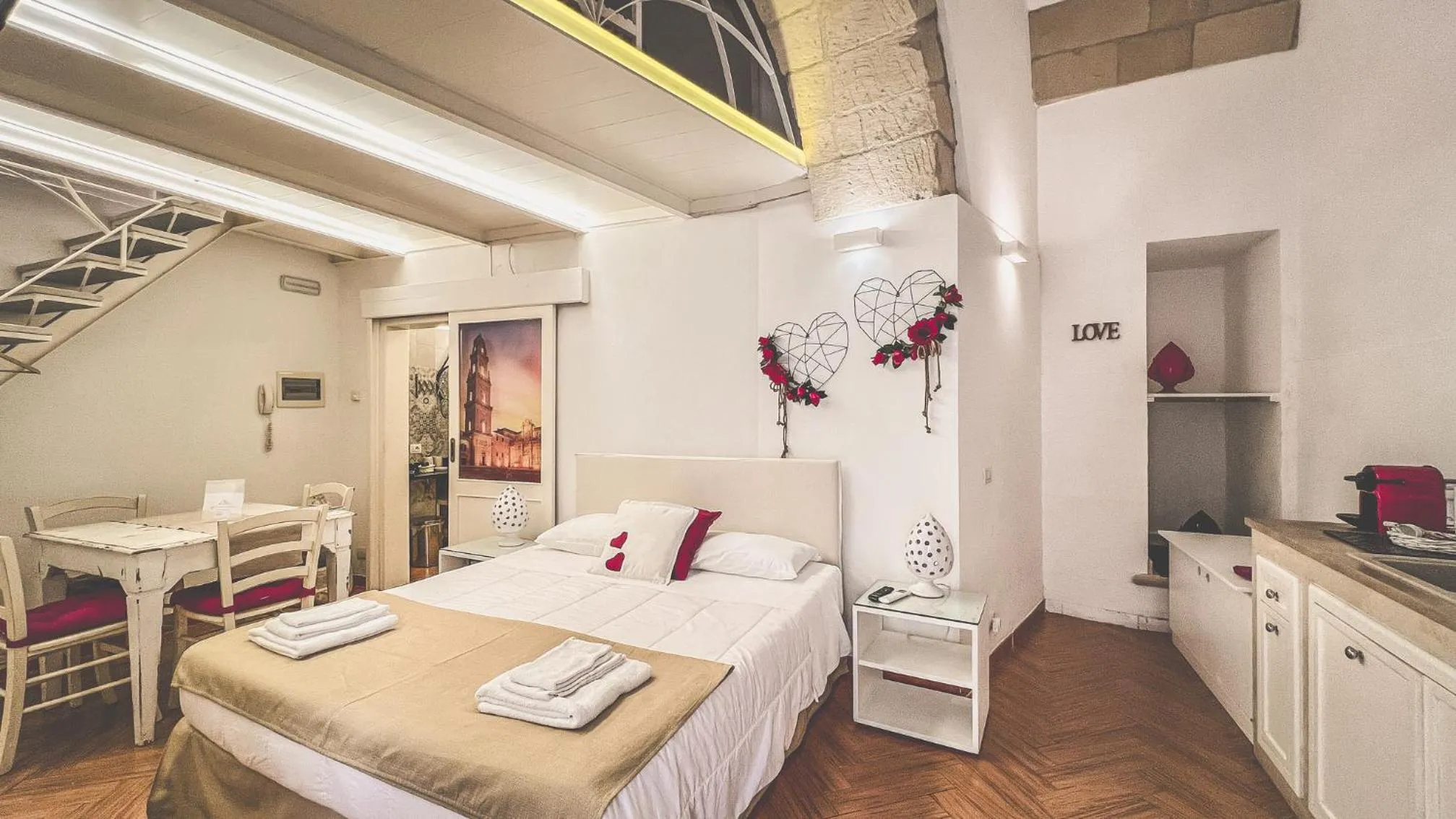 Photo of the whole room, Bed in Cadelli Luxury Suite & Apartments