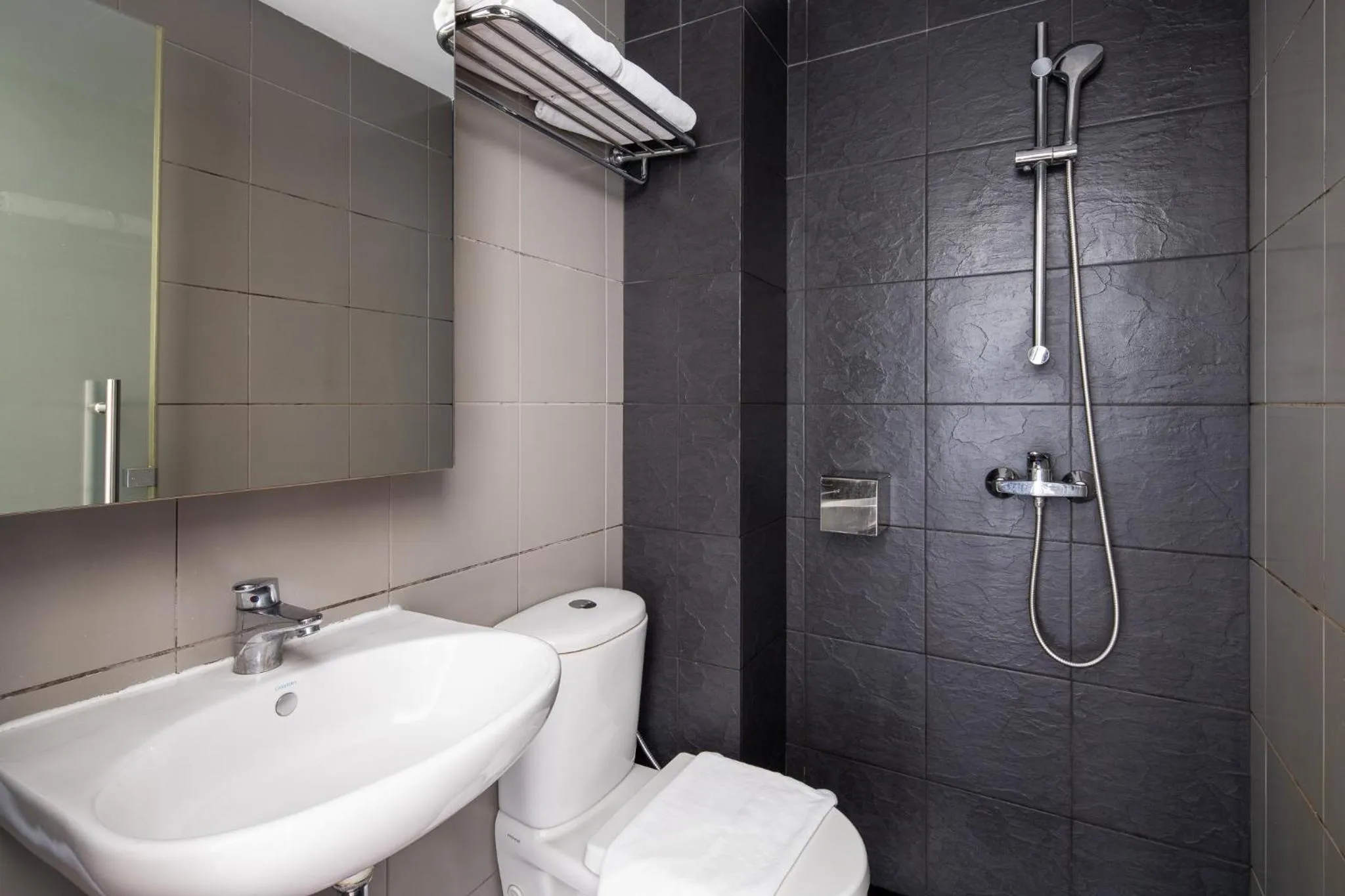 Toilet in The Quay Hotel West Coast