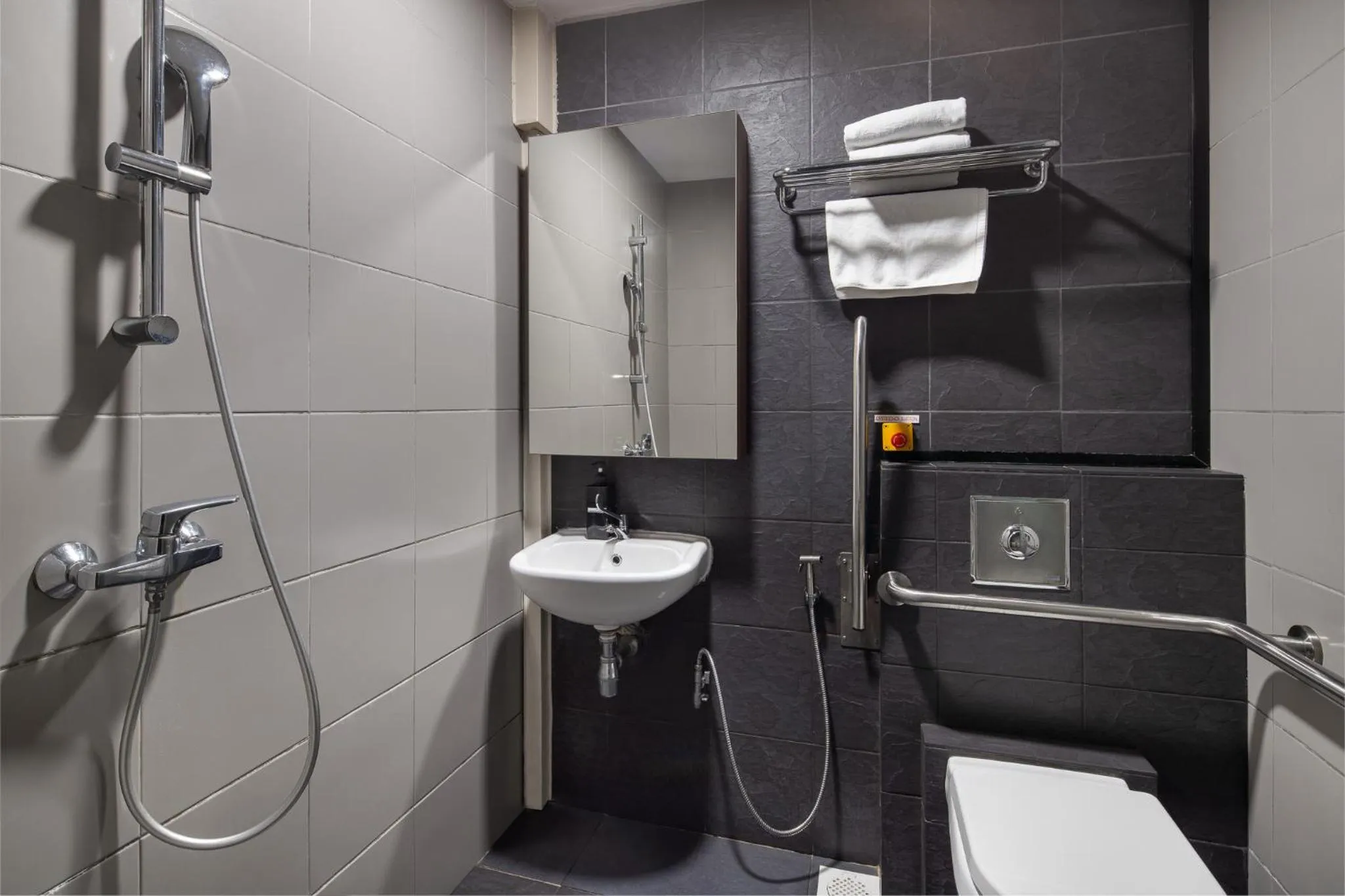 Bathroom in The Quay Hotel West Coast