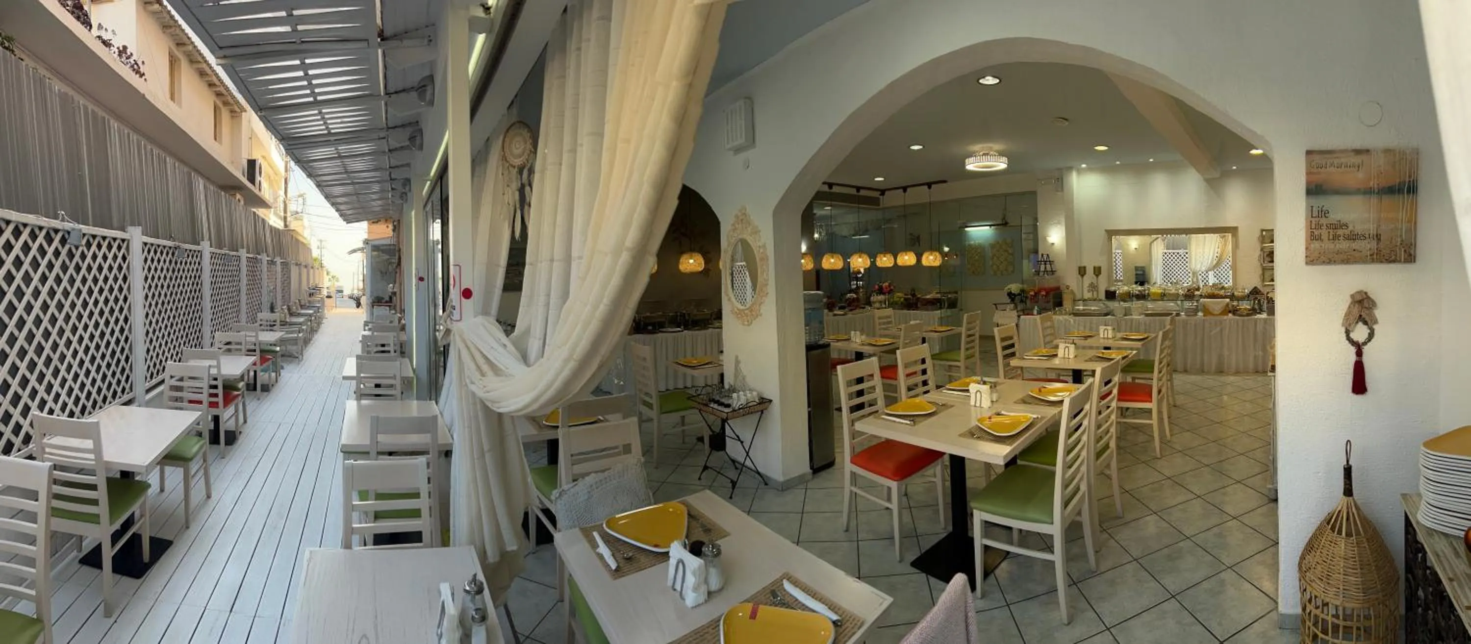 Restaurant/places to eat in Thalia deco City & Beach Hotel
