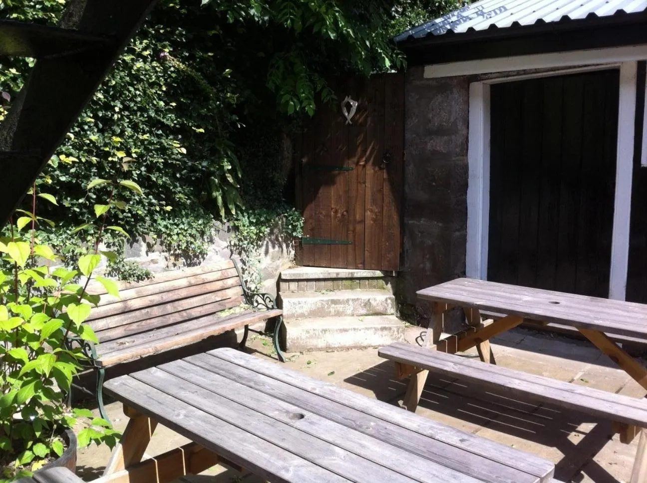 Facade/entrance in Bankfoot Inn