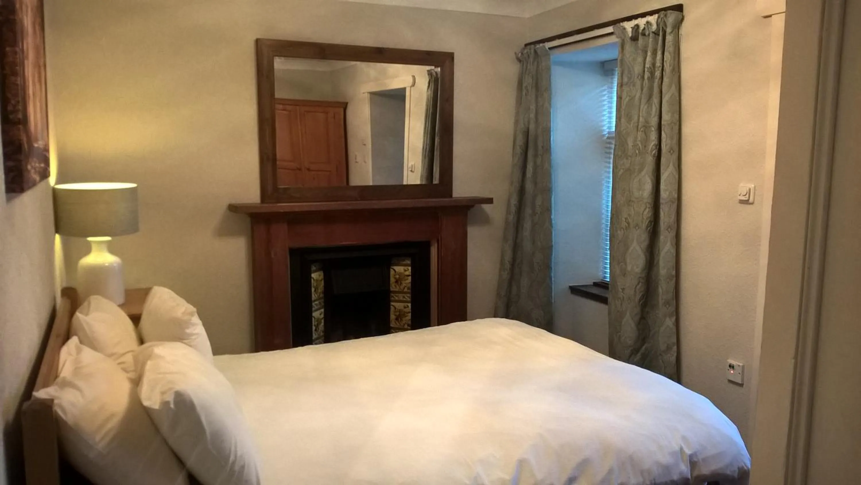 Bedroom, Bed in Bankfoot Inn